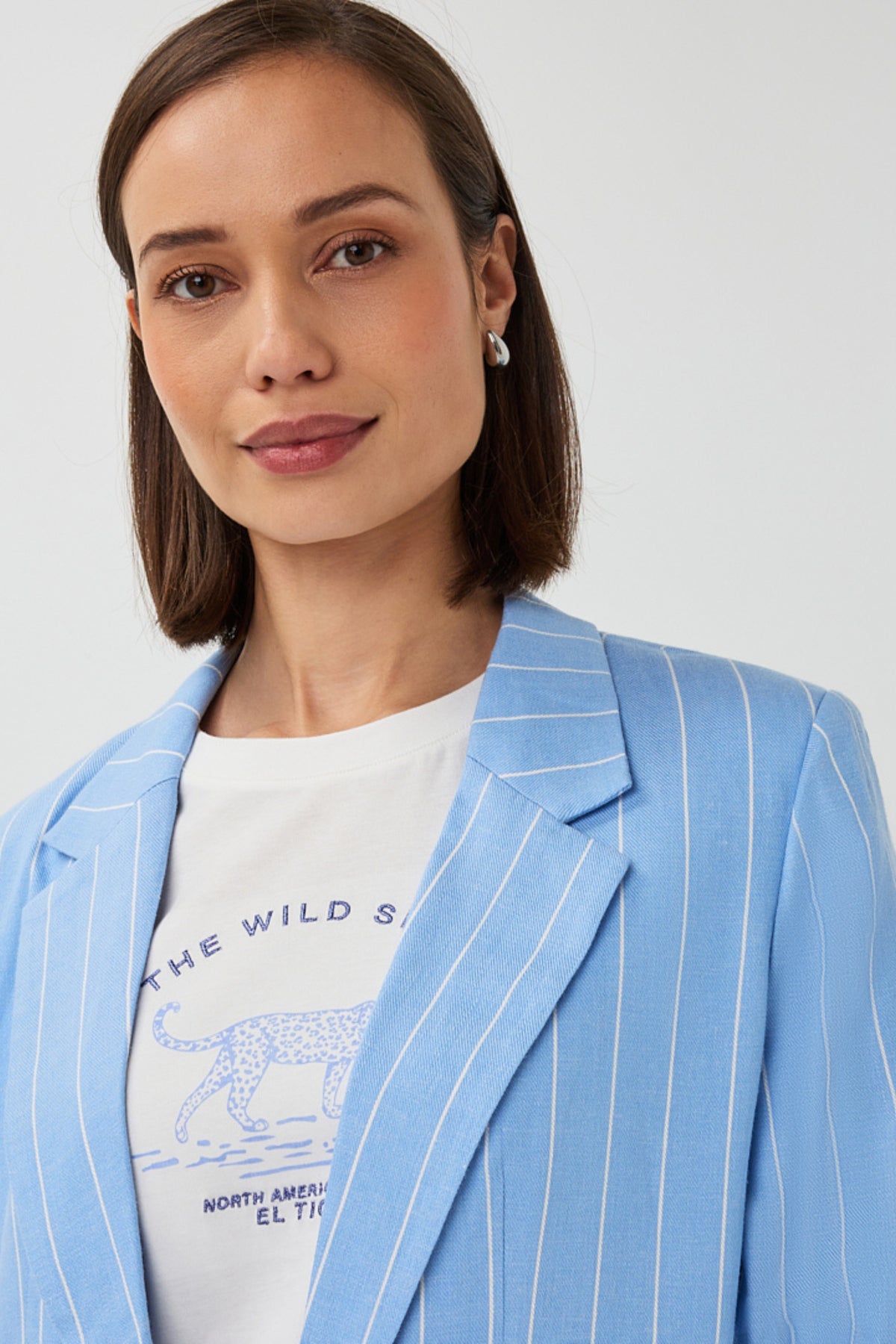 Linnen blazer met blauwe en witte strepen van EsQualo, Pacific Blue, stijlvolle en ademende jas voor dames.