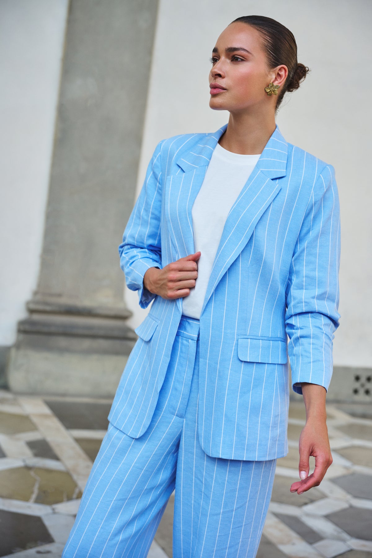 Linnen blazer met blauwe strepen van EsQualo, model SP26.17005, zichtbaar met knopen en strakke snit in de afbeelding.