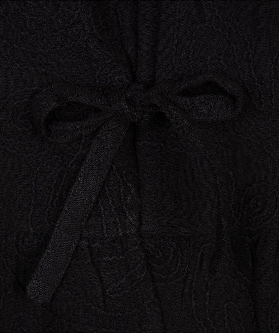 Zwarte blouse met 3D borduursels van EsQualo, stijlvolle en elegante damesblouse met gedetailleerde embroidery.