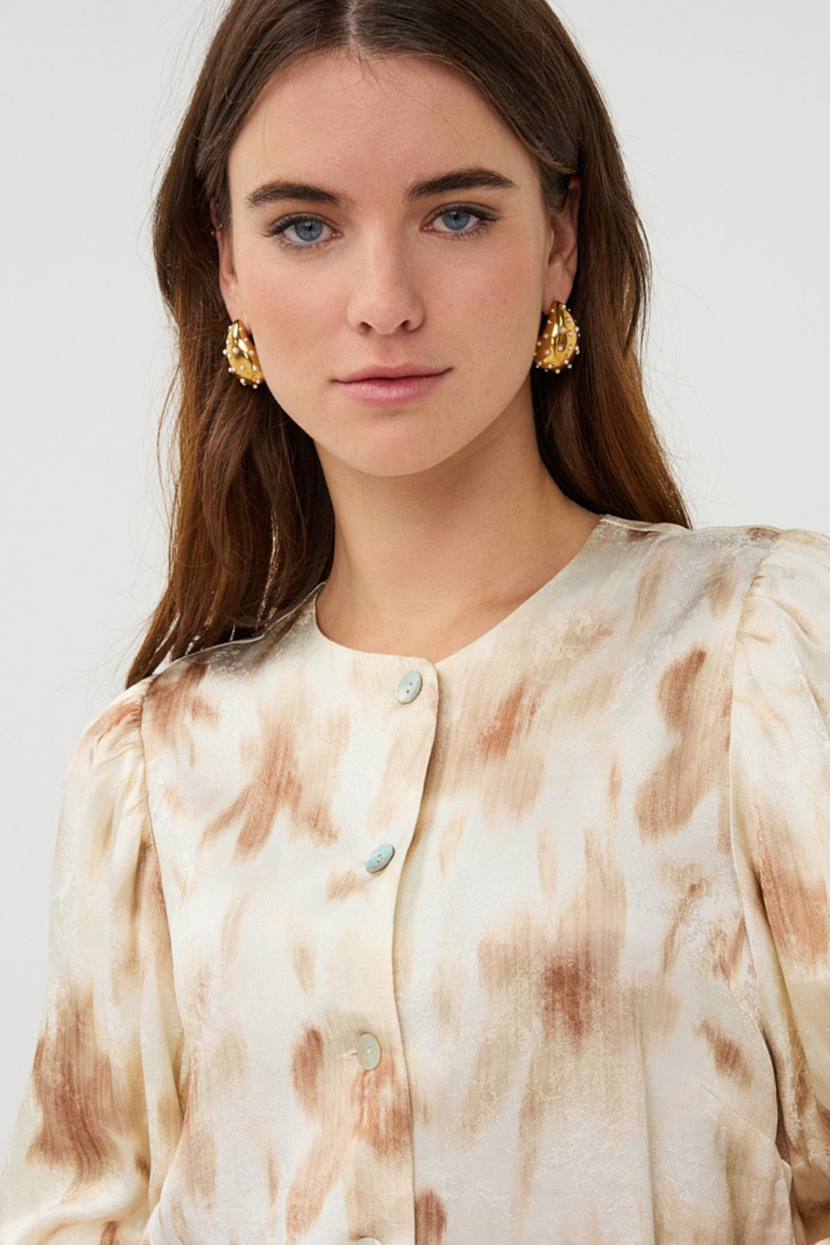 EsQualo ballon blouse met bloemprint in rood en roze, stijlvolle damesblouse met comfortabele pasvorm.