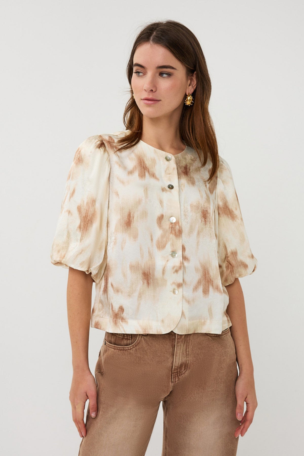 EsQualo blouse Balloon Scarlet met bloemprint en ballonmouwen, elegant en kleurrijk dames shirt in flowerpower stijl.