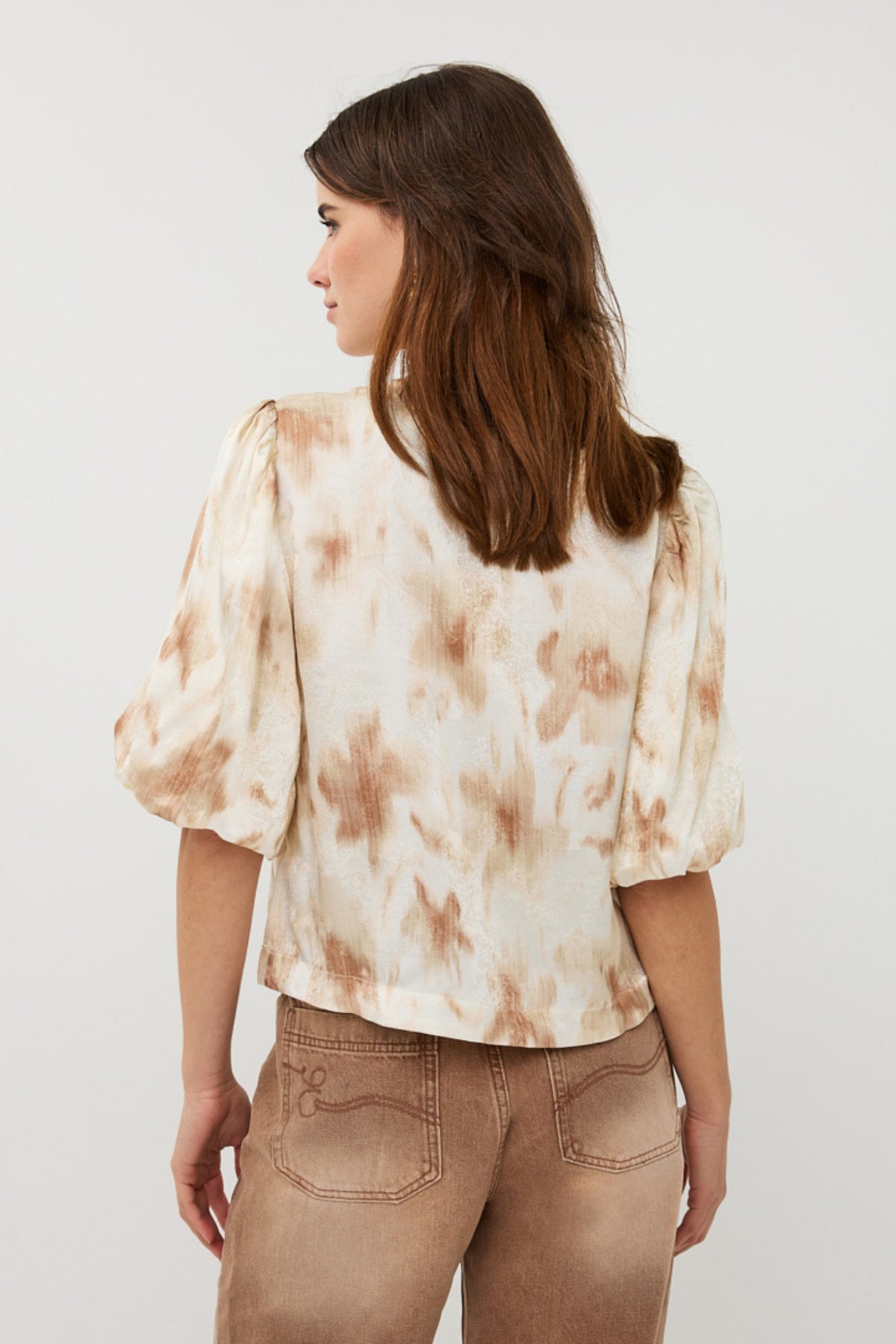 EsQualo blouse Balloon met Scarlet Flowerpower print, losvallende pasvorm, kleurrijk bloemenpatroon en ballonmouwen.
