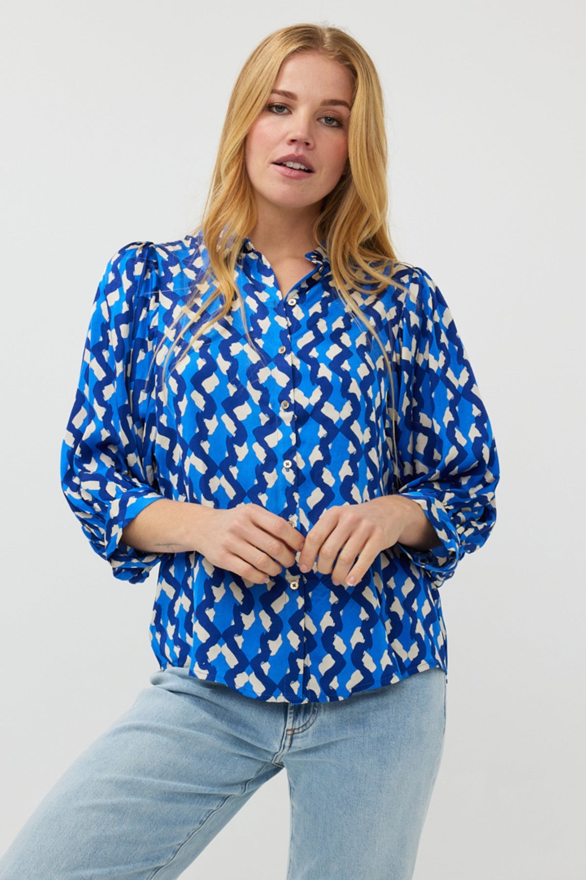 EsQualo blouse met grote mouwen en fantasieprint, model Utopia Fantasy Print, voor een stijlvolle en opvallende look.