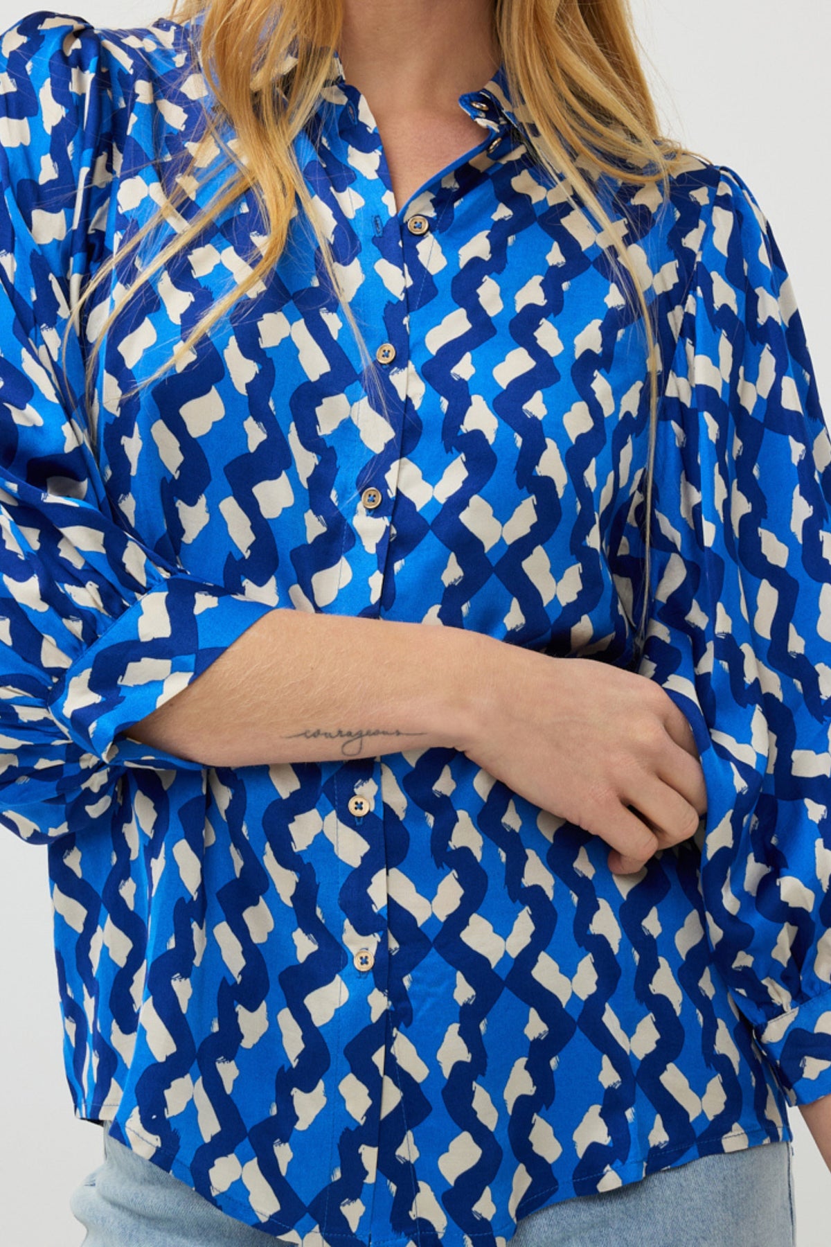 EsQualo blouse met grote mouwen en fantasieprint, Utopia-thema, kleurrijk en opvallend ontwerp.