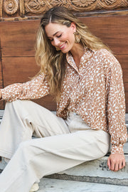 EsQualo boxy blouse met robijnrode graphic print, stijlvolle en casual damesmode, close-up van de print en stoftextuur