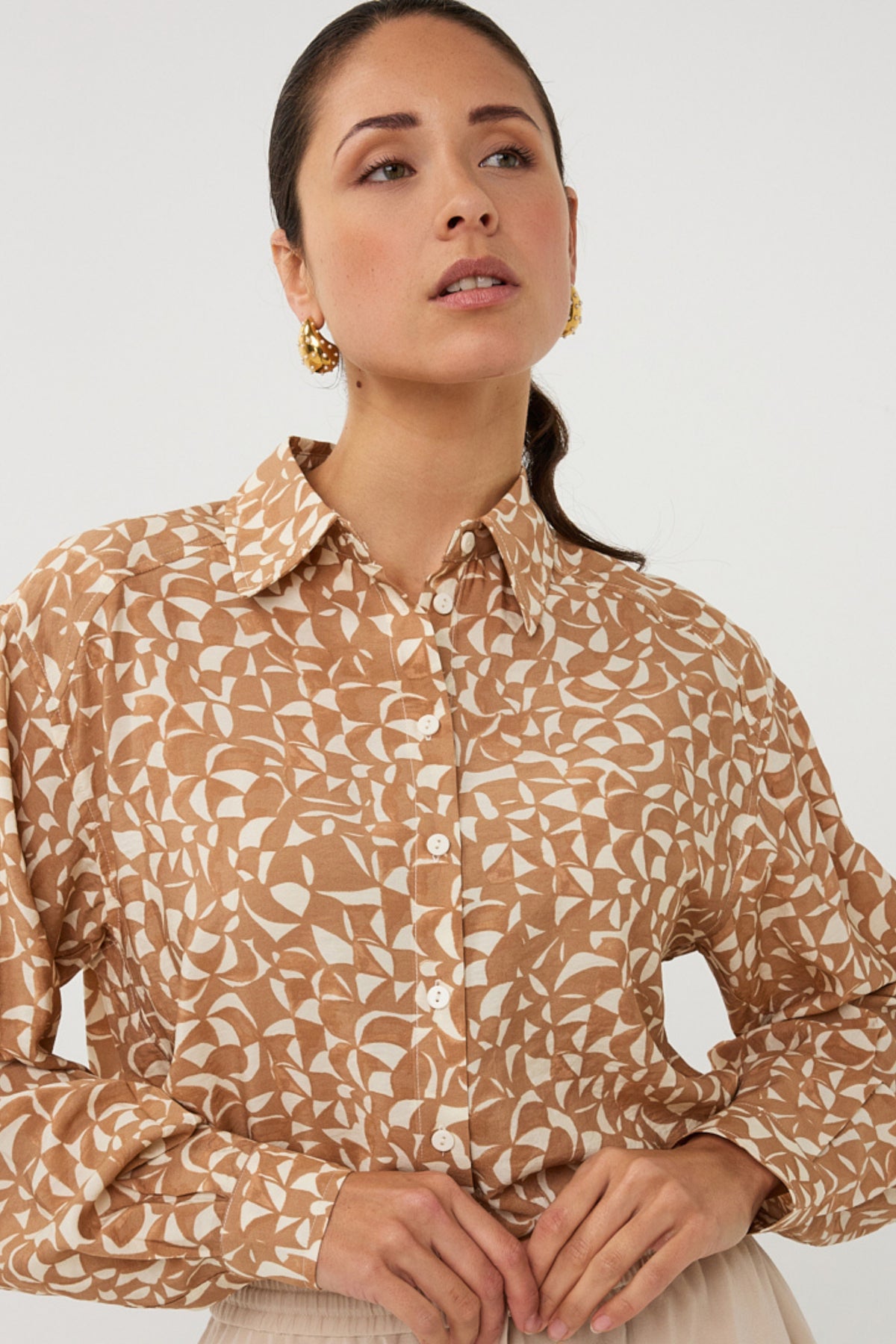 EsQualo boxy blouse met grafische print in rood, met losse pasvorm en moderne stijl, zichtbaar op de afbeelding.