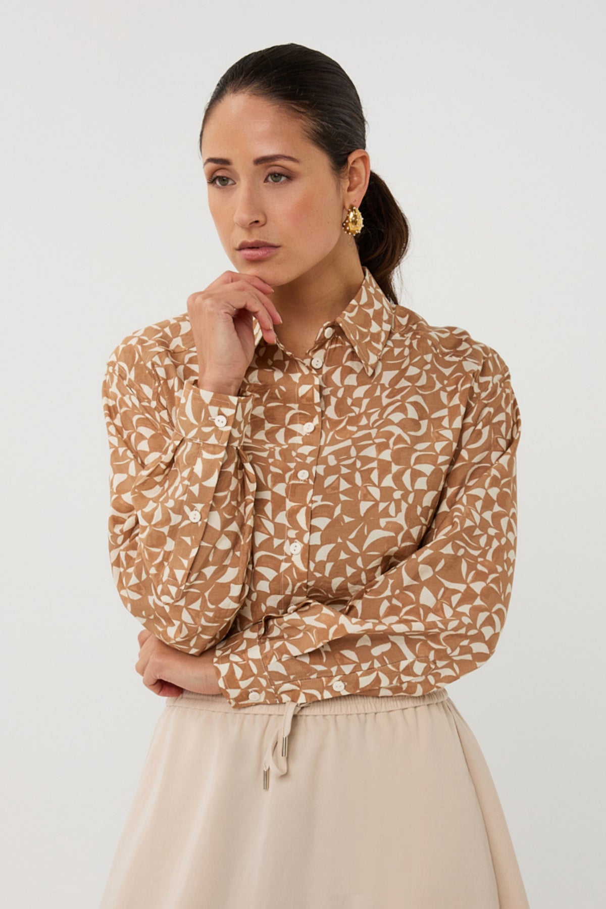 EsQualo blouse met boxy pasvorm en rode graphic print, korte mouwen en ronde hals, geschikt voor casual of chique outfits.