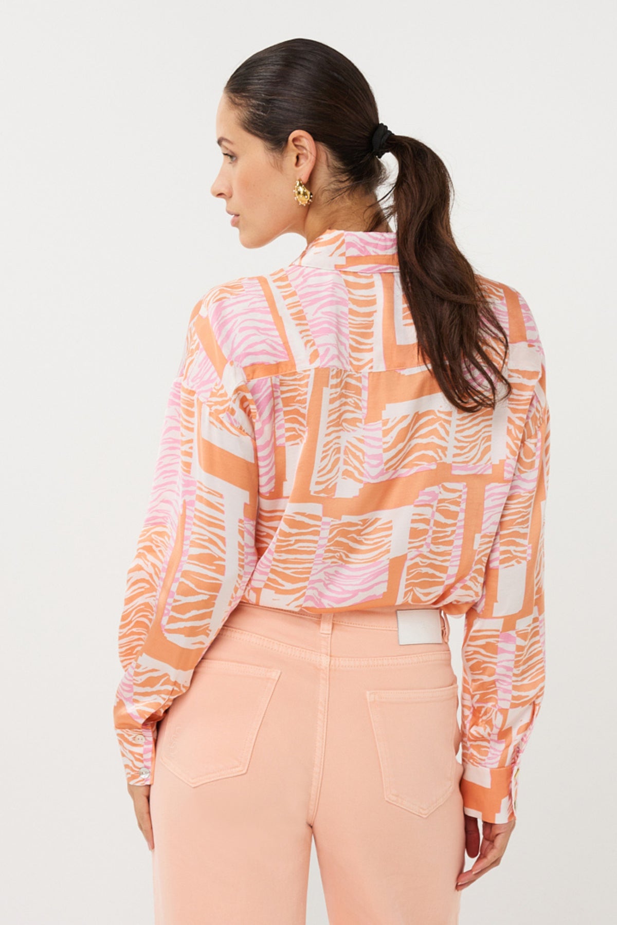 EsQualo blouse Divine Blocks Print SP26.10030 met kleurrijk geometrisch patroon, korte mouwen en losvallende pasvorm.
