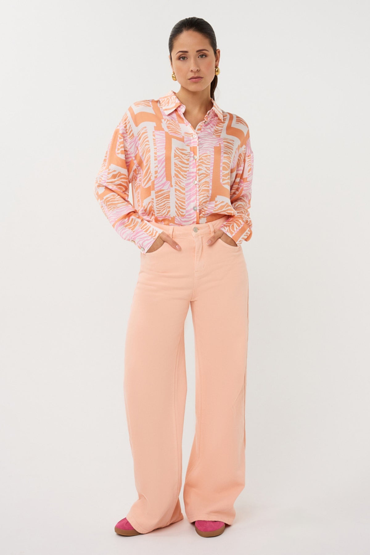 Blouse Divine Blocks Print door EsQualo, met kleurrijk geometrisch patroon en losse pasvorm, gedragen door een model.