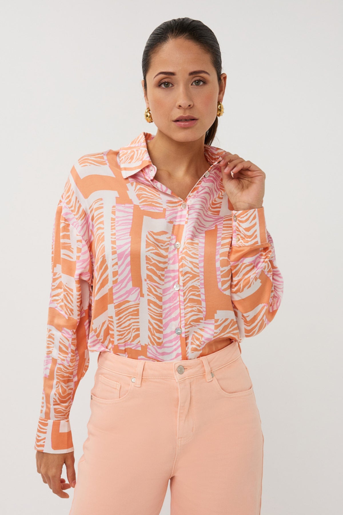 Blouse Divine Blocks Print van EsQualo met kleurrijk patroon, korte mouwen en losvallende pasvorm op een lichte achtergrond.