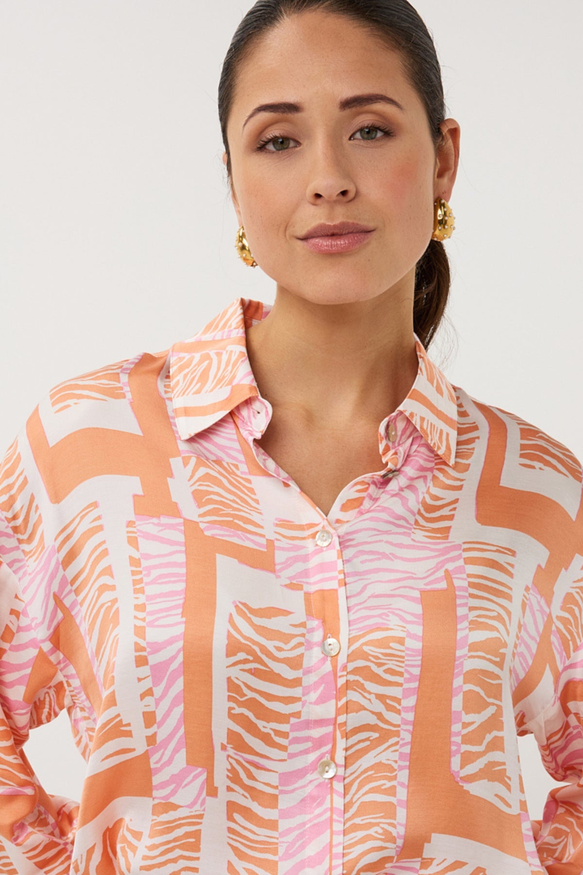 EsQualo blouse Divine Blocks Print, casual top met kleurrijk geometrisch patroon, korte mouwen en ronde hals.