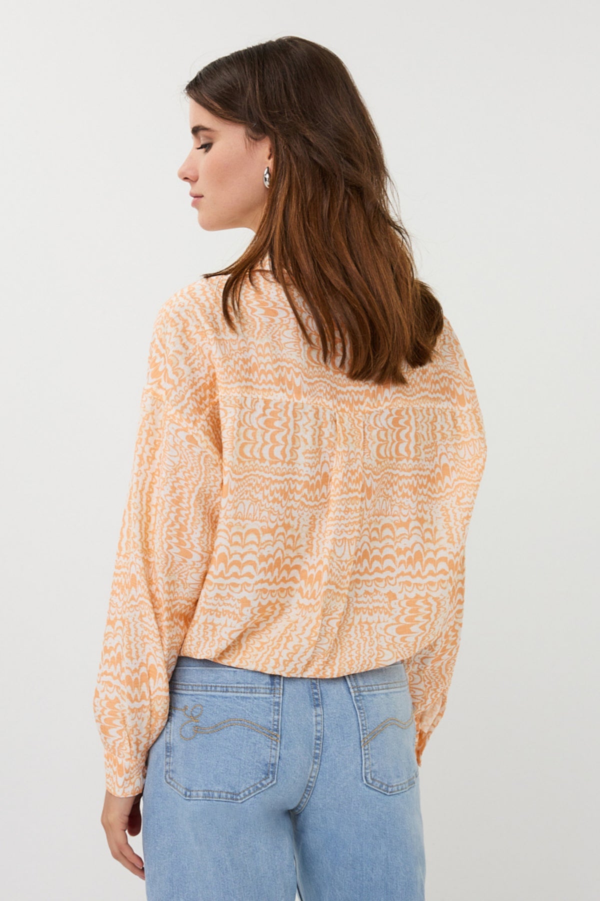 EsQualo blouse met elastische onderkant en golfprint, modieus damesoverhemd met kleurrijke patronen.