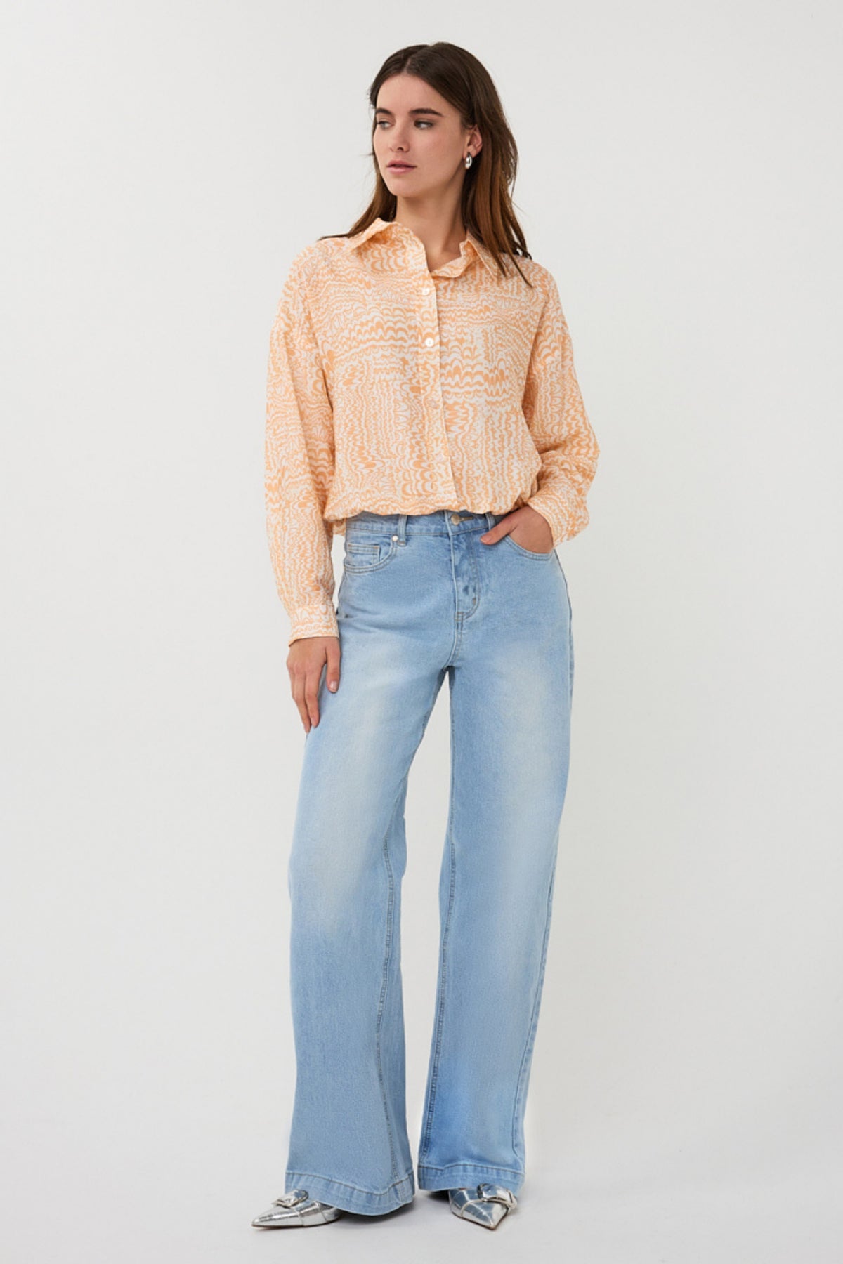 Elegante EsQualo blouse met elastische onderkant en golvenprint, damesmodel met comfortabele pasvorm en modieuze uitstraling.