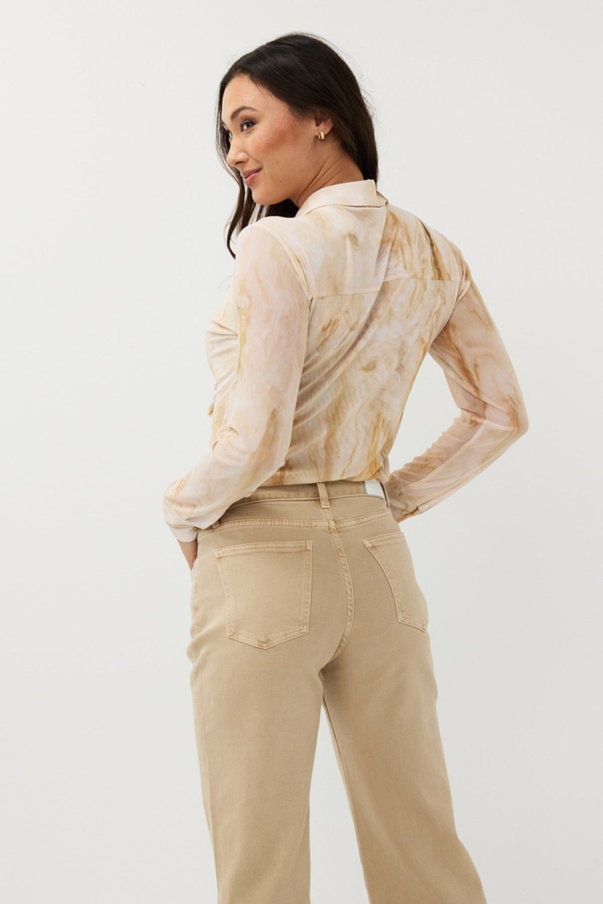 Zwarte mesh blouse met marmerprint en droomachtig design van EsQualo, elegante damestop met print en transparante details