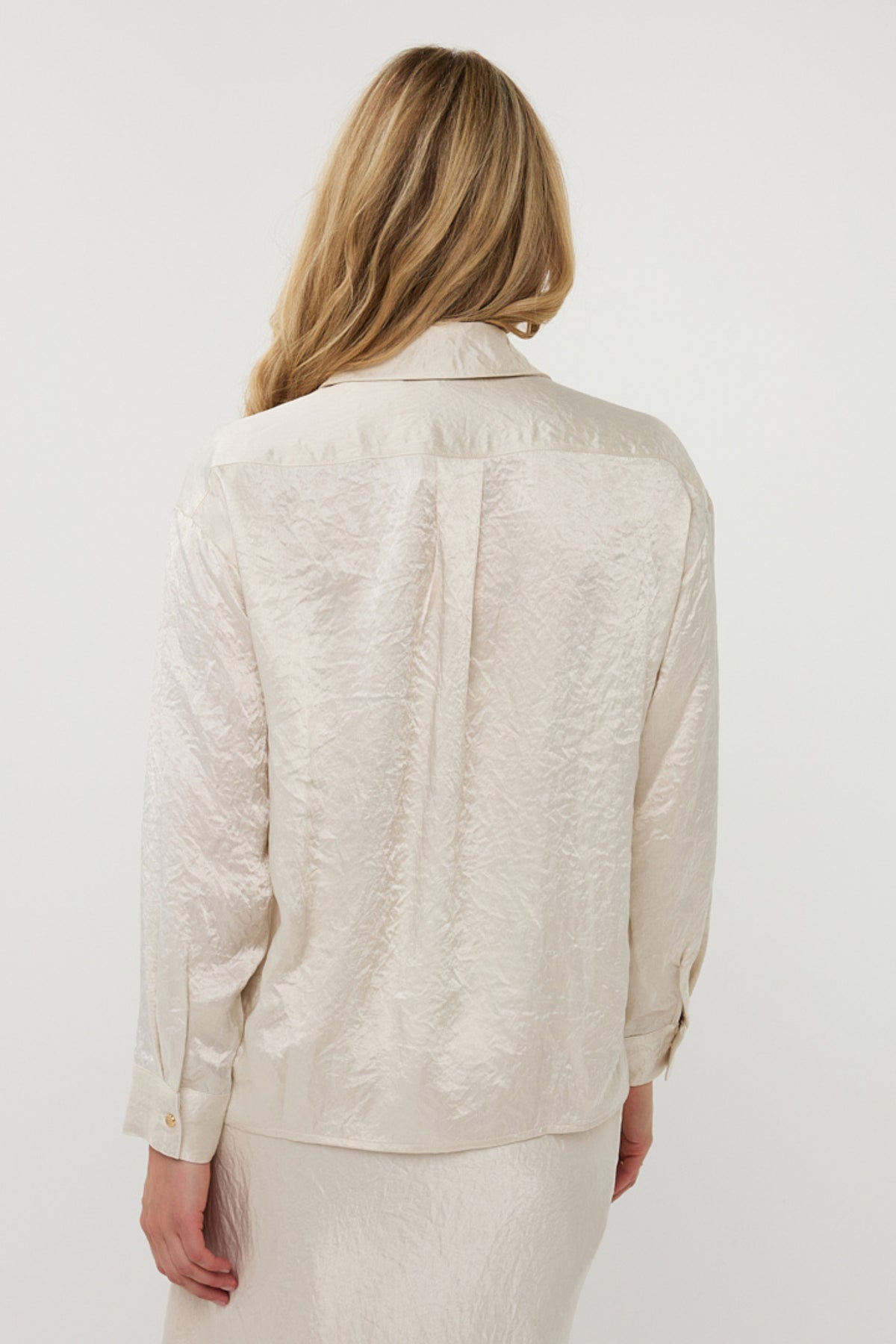 Oversized blouse van acetaat met parel details van EsQualo, elegante damesmode, close-up van de stof en parelversiering.