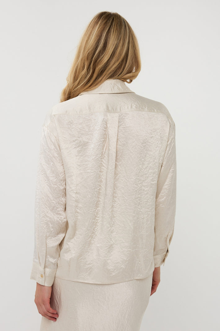 Oversized blouse van acetaat met parel details van EsQualo, elegante damesmode, close-up van de stof en parelversiering.