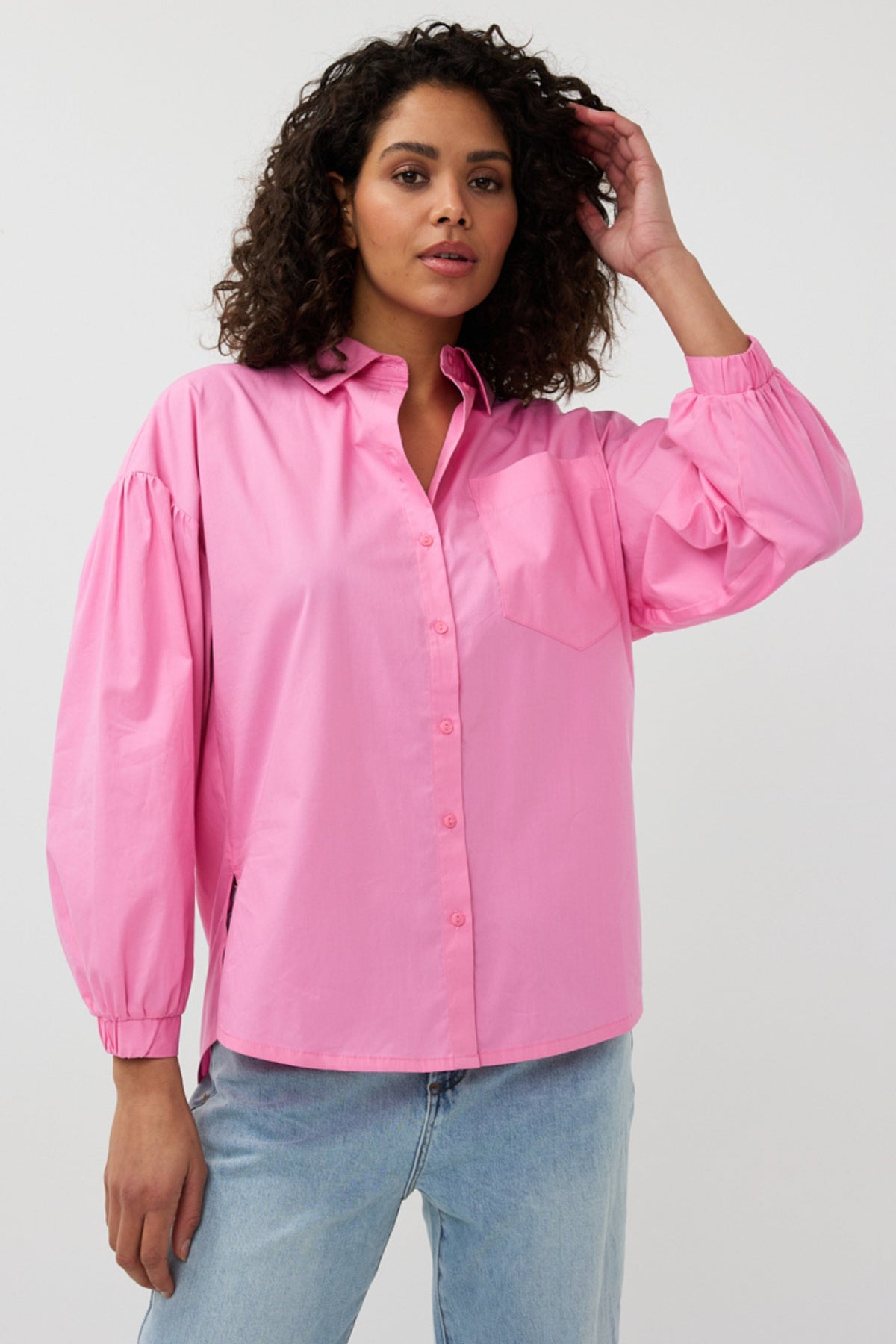 Oversized rozenkleurige blouse van EsQualo met poplin stof, knoopsluiting en losvallend ontwerp.