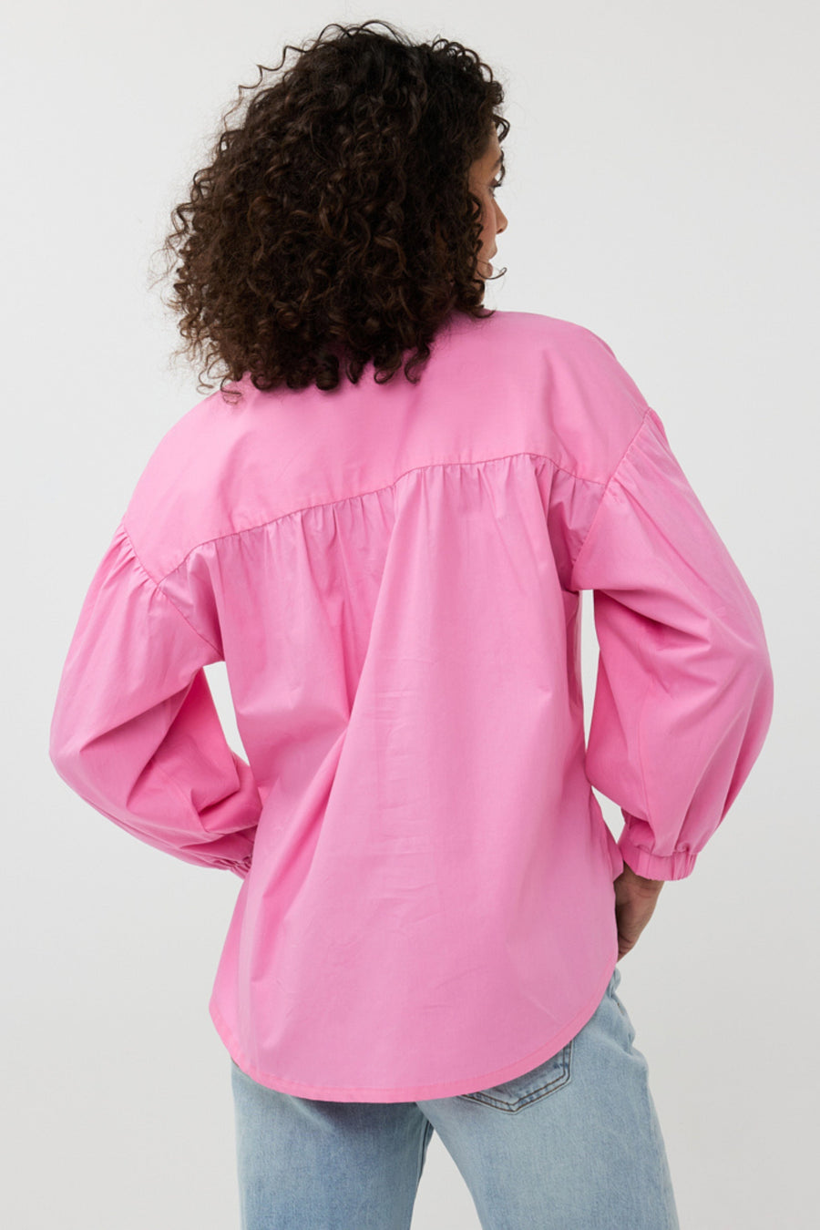 Oversized rozenroze blouse van EsQualo gemaakt van poplin, met een losse pasvorm en elegante uitstraling.
