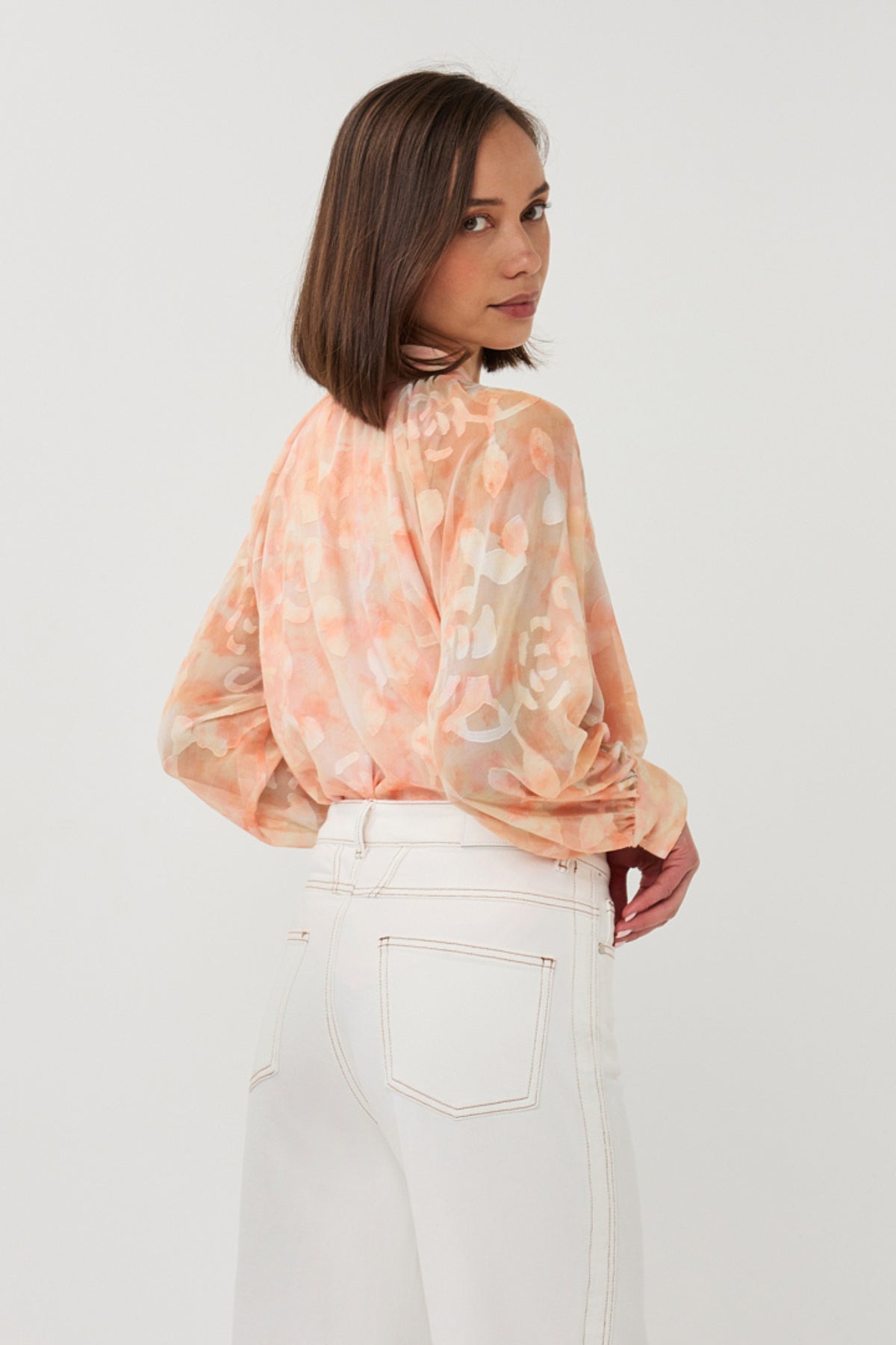 Blouse Raglan van EsQualo met waterverfprint, kleurrijk en casual, getoond in close-up op de afbeelding.