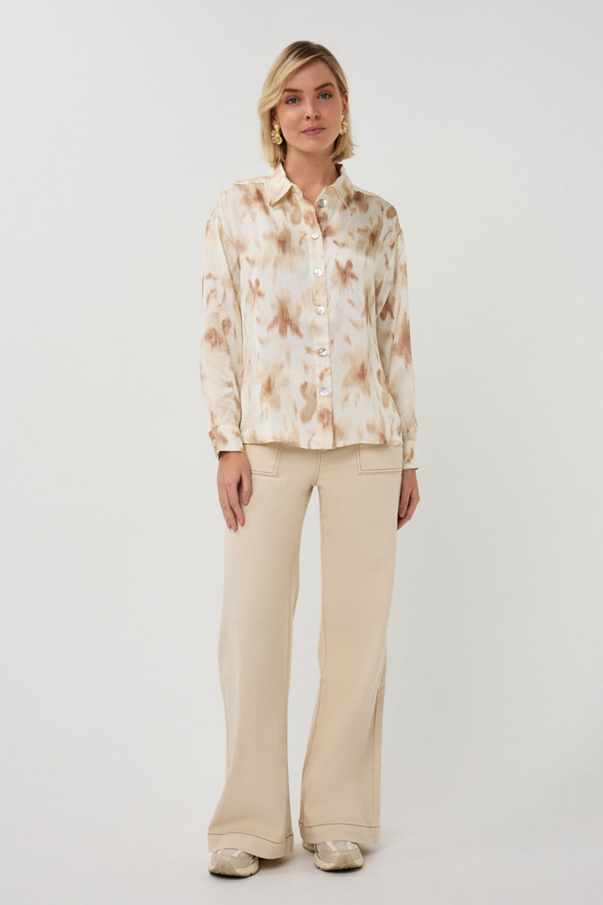 EsQualo blouse Scarlet Flowerpower print met bloemenmotief, korte mouwen en losse pasvorm op een witte achtergrond.