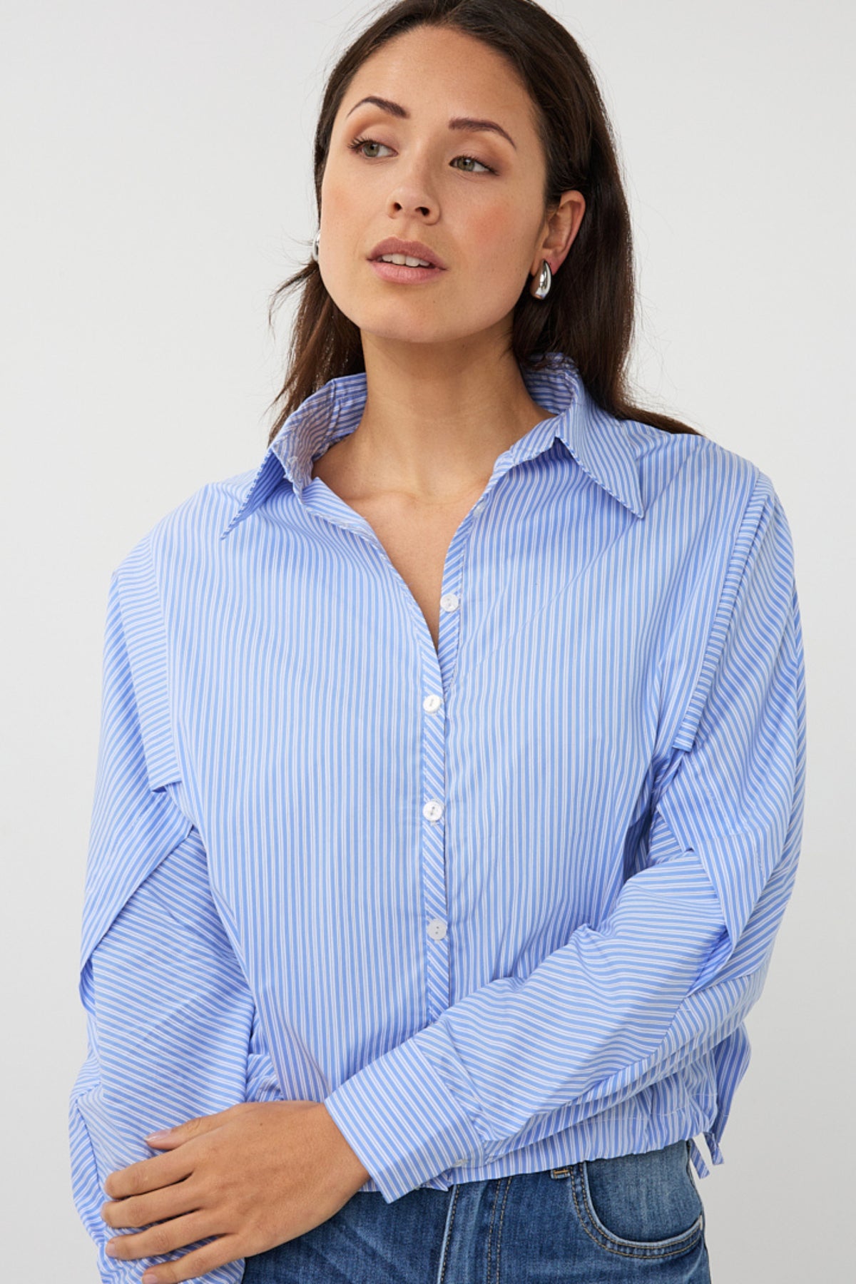 Blouse van EsQualo met blauwe en witte streepjes, korte mouwen en cropped pasvorm, batwing-stijl, voor dames.