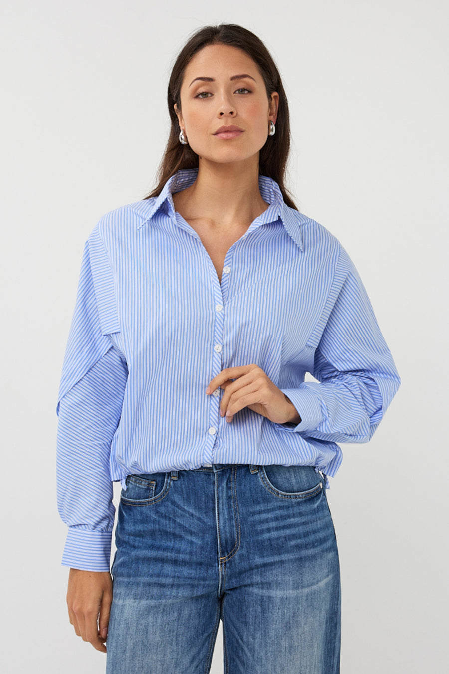 Blouse van EsQualo met blauwe en witte strepen, korte mouwen en oversized batwing stijl, geknipt model voor dames.