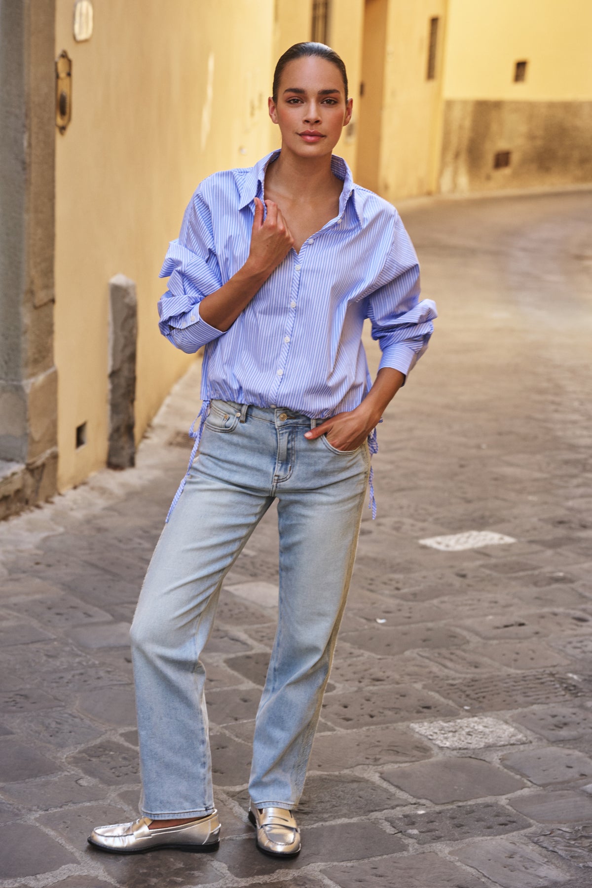 Blouse van EsQualo met blauwe en witte strepen, cropped batwing model, korte mouwen en los vallende pasvorm.