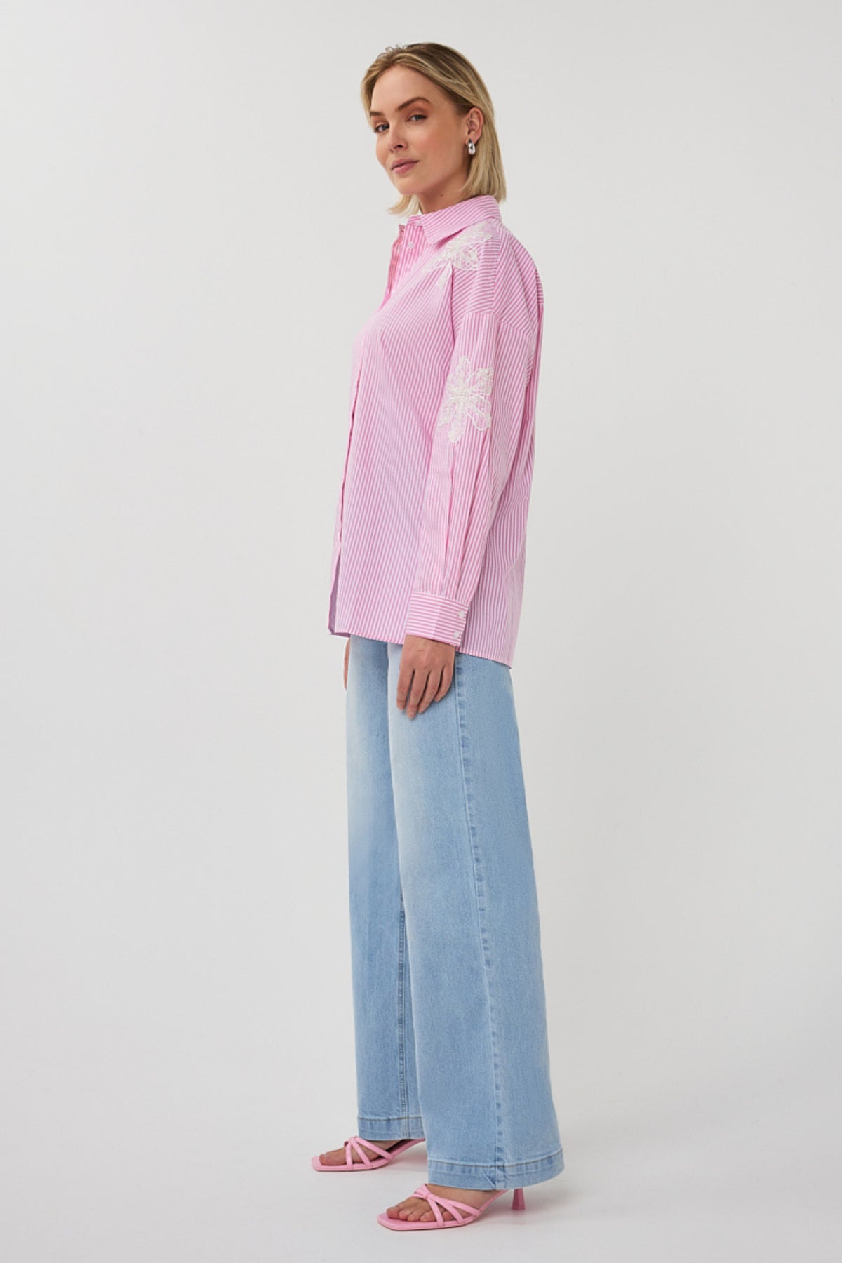 Witte en roze gestreepte blouse met bloempatches van EsQualo, modieus en casual voor dames.