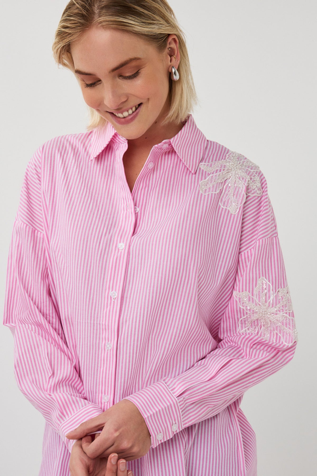 Witte en roze gestreepte blouse van EsQualo met bloemenpatch, elegante damesblouse met bloemenpatroon en ronde hals.