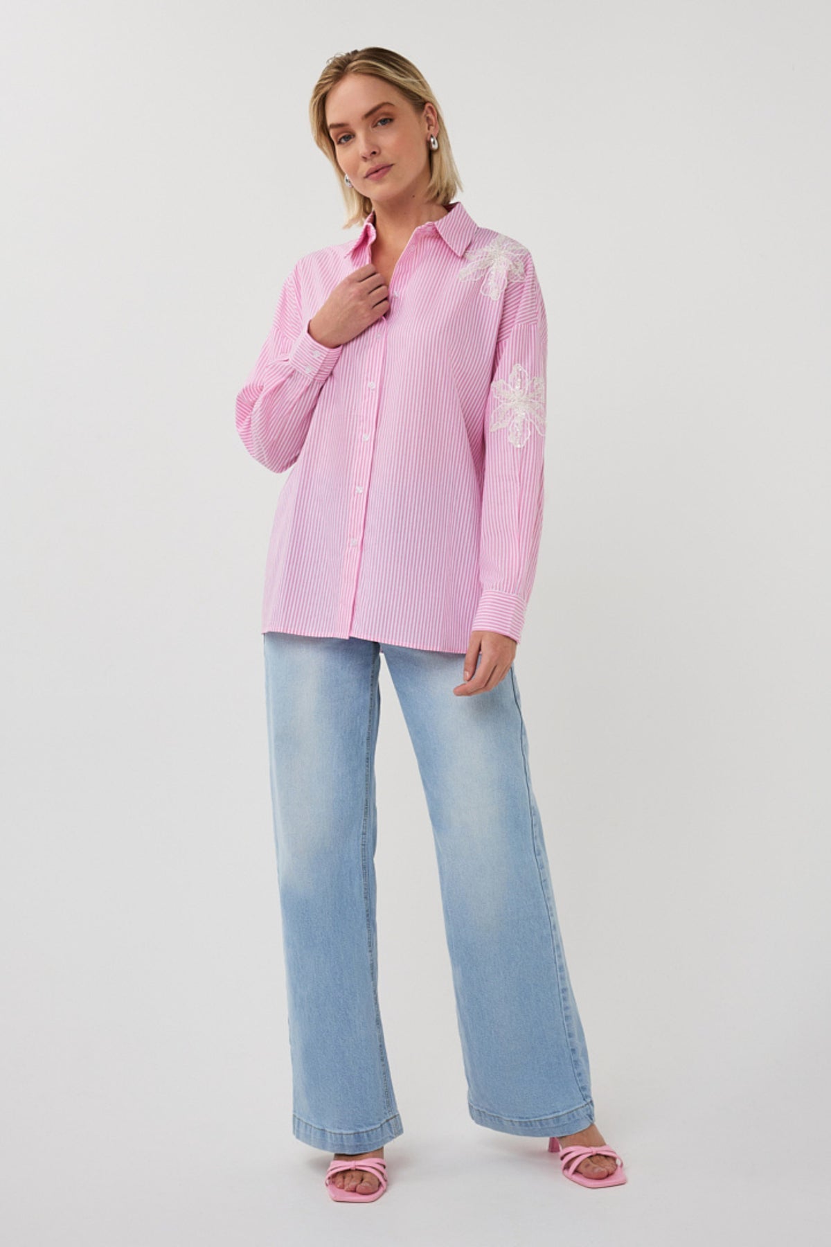 Witte en roze gestreepte blouse van EsQualo met bloemenpatch en lange mouwen, casual en stijlvol voor dagelijks gebruik.