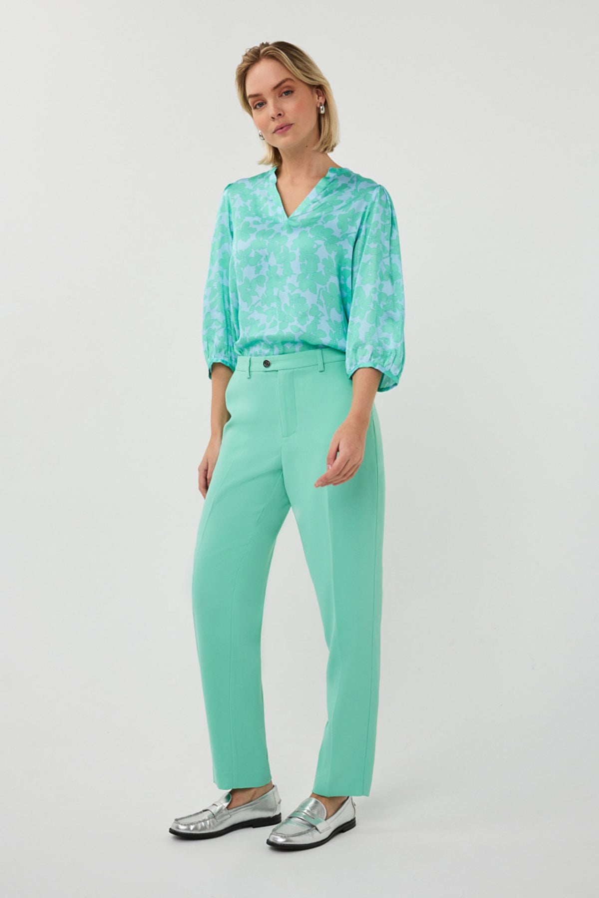 EsQualo V-hals blouse met daylight print, elegante damesblouse met print en losse pasvorm op afbeelding.