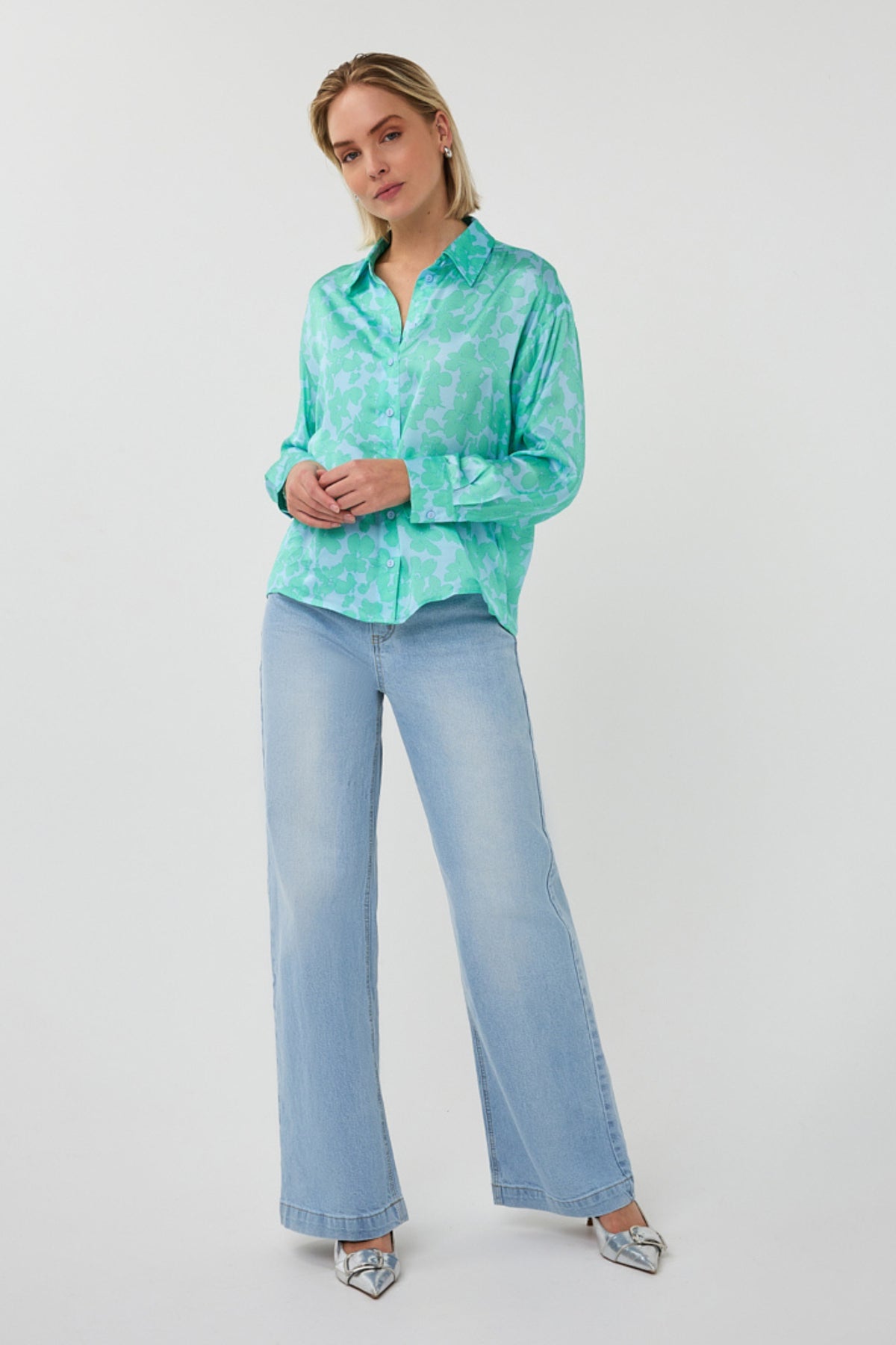 Brede blouse van EsQualo met Daylight-print, met kleurrijke patronen en losvallende pasvorm, zichtbaar in de afbeelding.