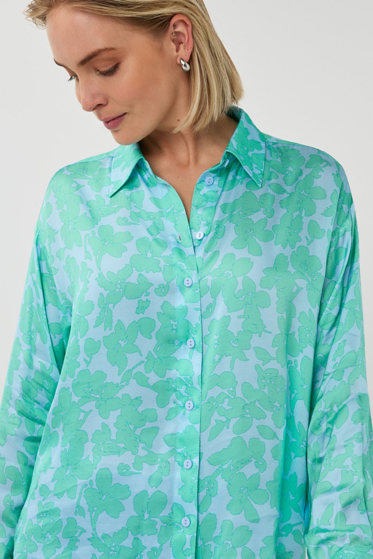 Brede blouse van EsQualo met Daylight-print, met kleurrijk patroon en losse pasvorm, gedragen door een model.