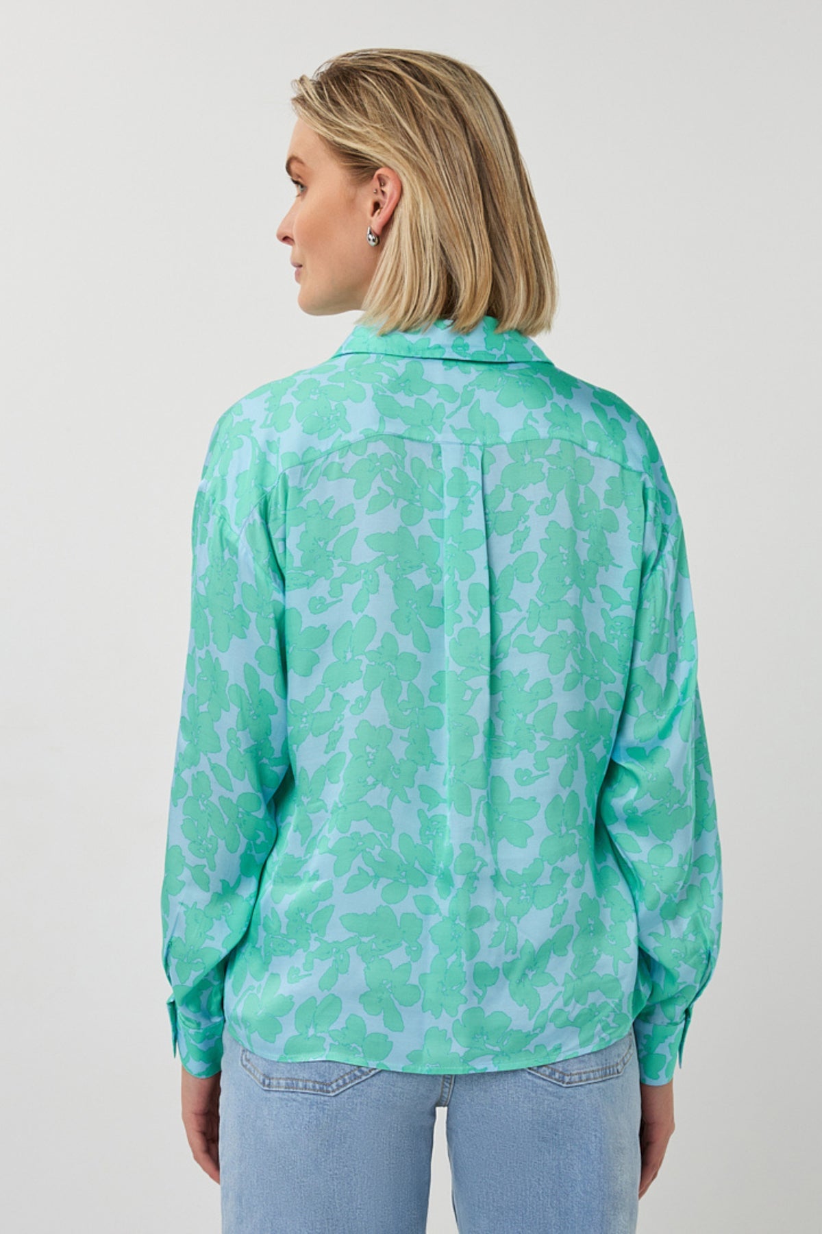 Lichte EsQualo blouse met brede pasvorm en Daylight-print, zichtbaar in de afbeelding.