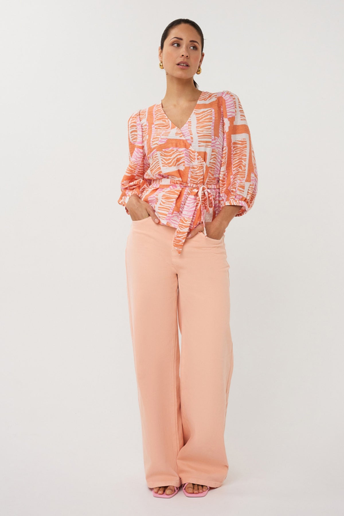EsQualo blouse Wrap Divine Blocks Print, elegante damesblouse met kleurrijk geometrisch patroon, korte mouwen en v-hals.