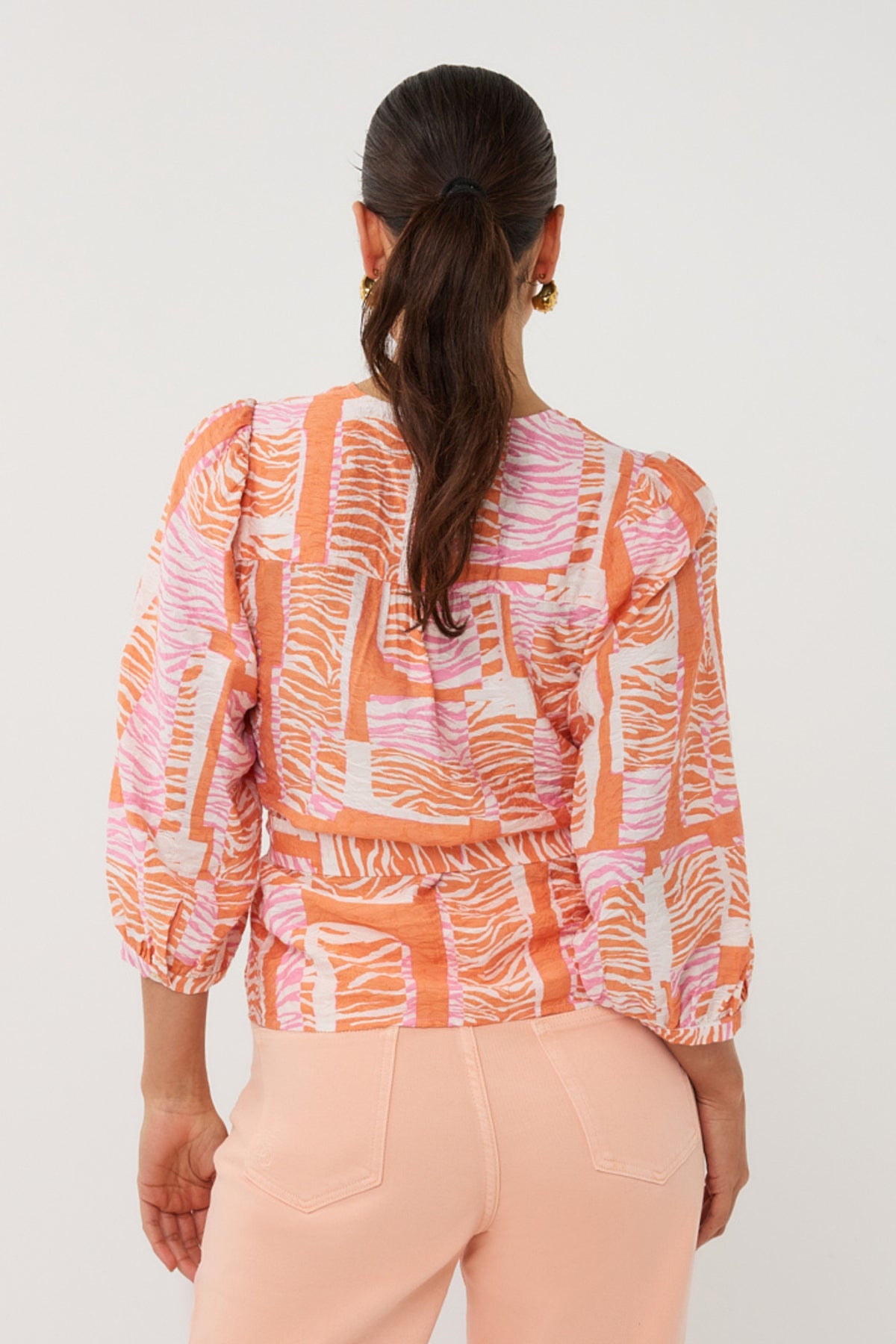 Zwarte blouse met wikkelstijl en kleurrijk Blocks-print van EsQualo, casual en stijlvol voor dagelijks gebruik