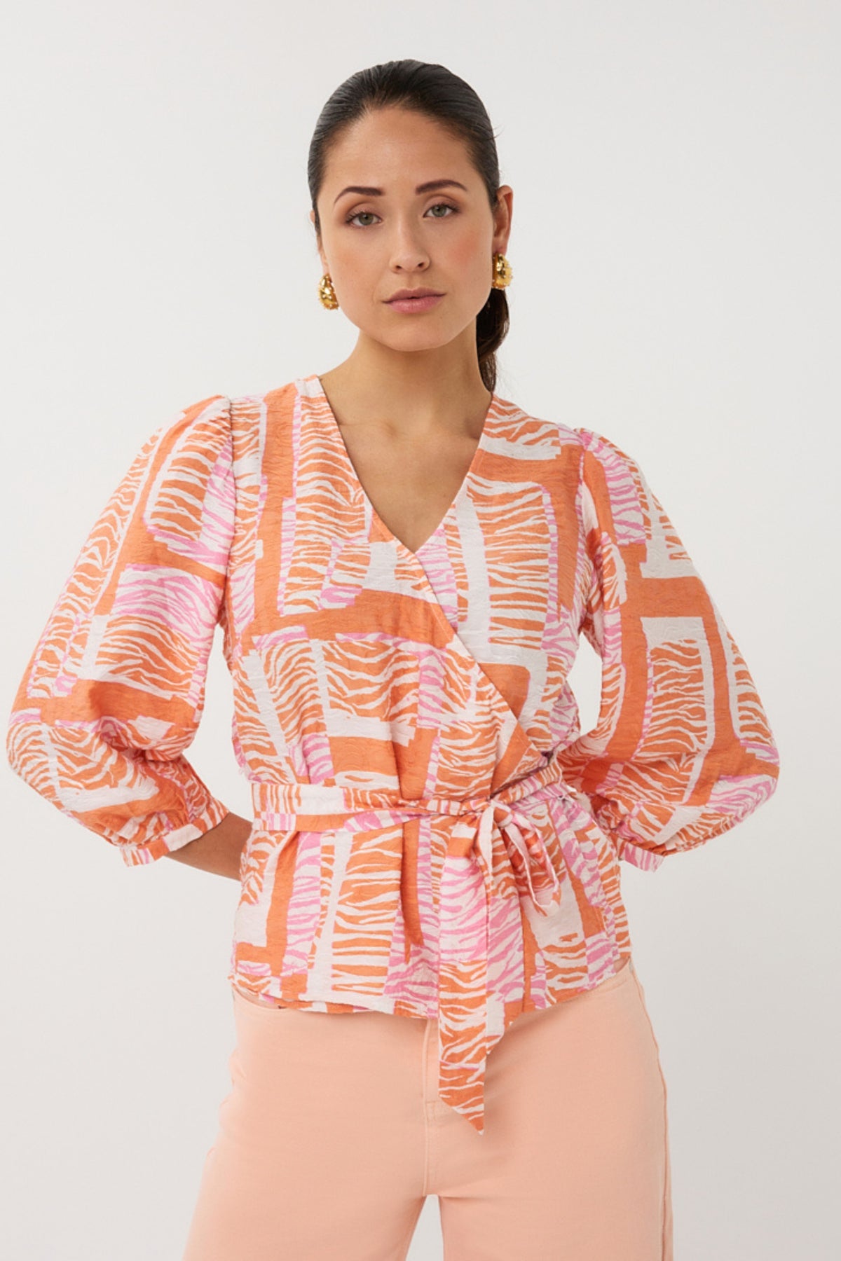 EsQualo blouse Wrap Divine Blocks print met lange mouwen en elegante pasvorm, ideaal voor casual en zakelijke gelegenheden.