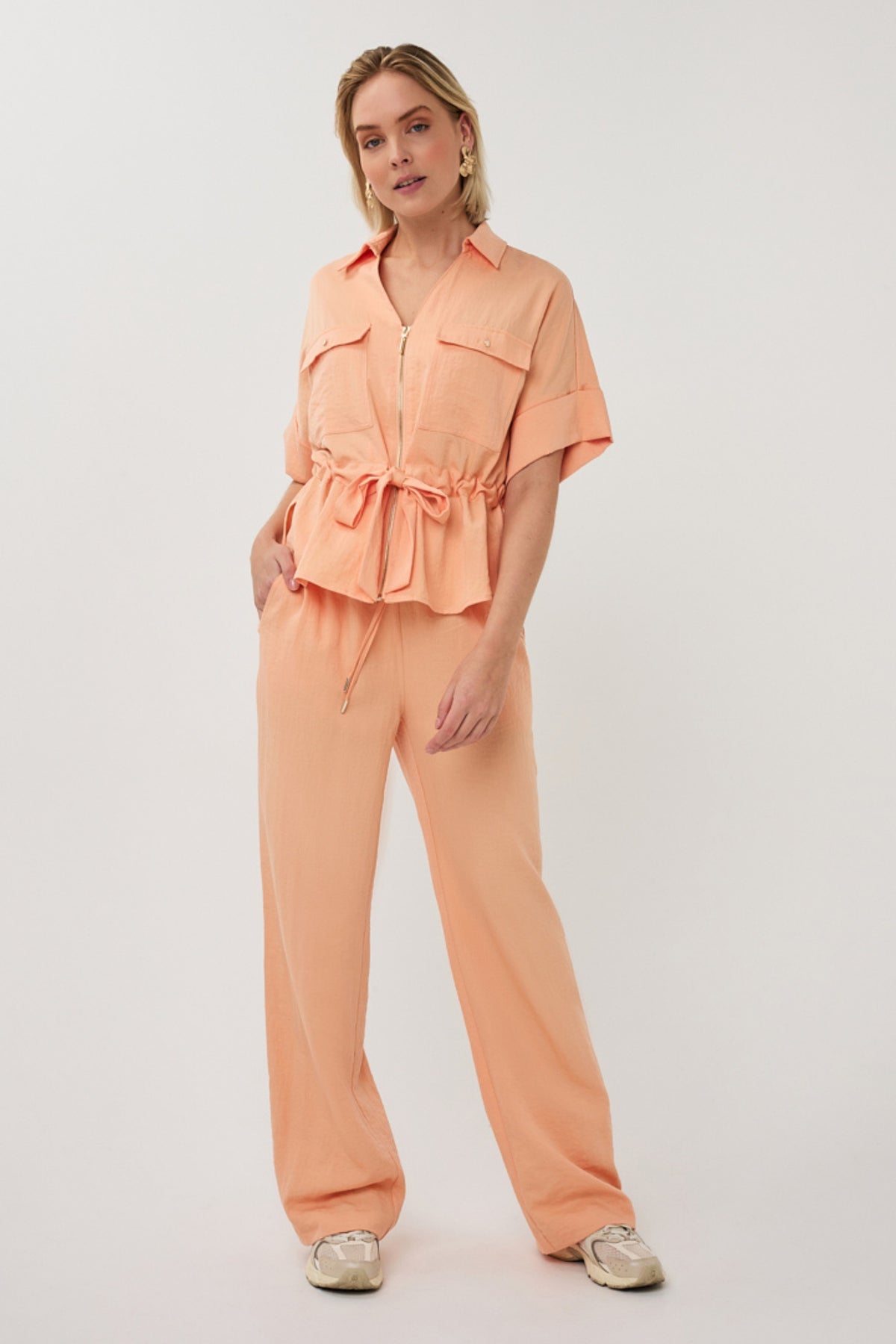 Elegante EsQualo blouse met rits en fijne crinkle afwerking in Bellini kleur, model SP26.10038.