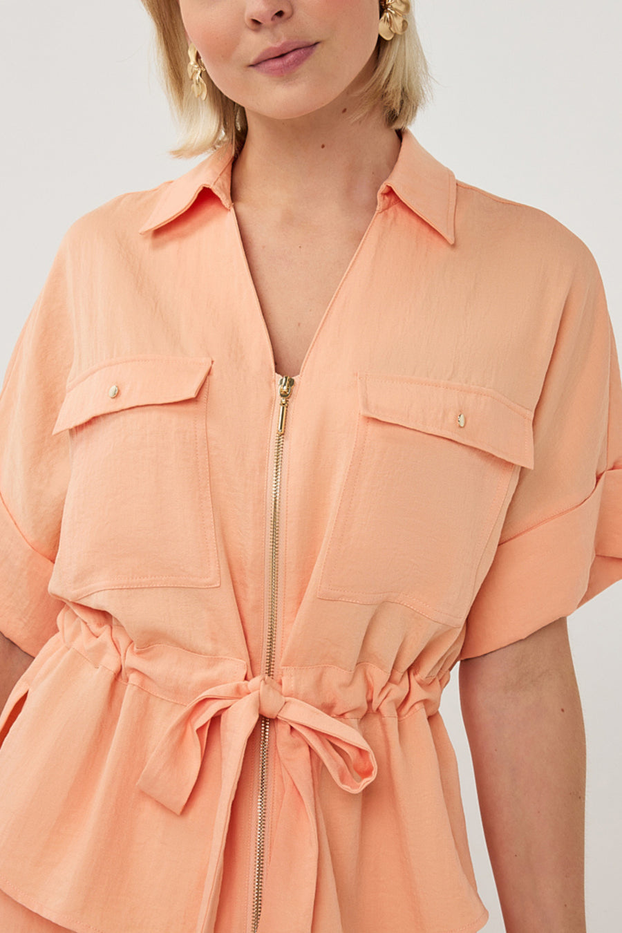Elegante EsQualo blouse met ritssluiting en fijne crinkle textuur in Bellini kleur, geschikt voor casual en formele gelegenheden.