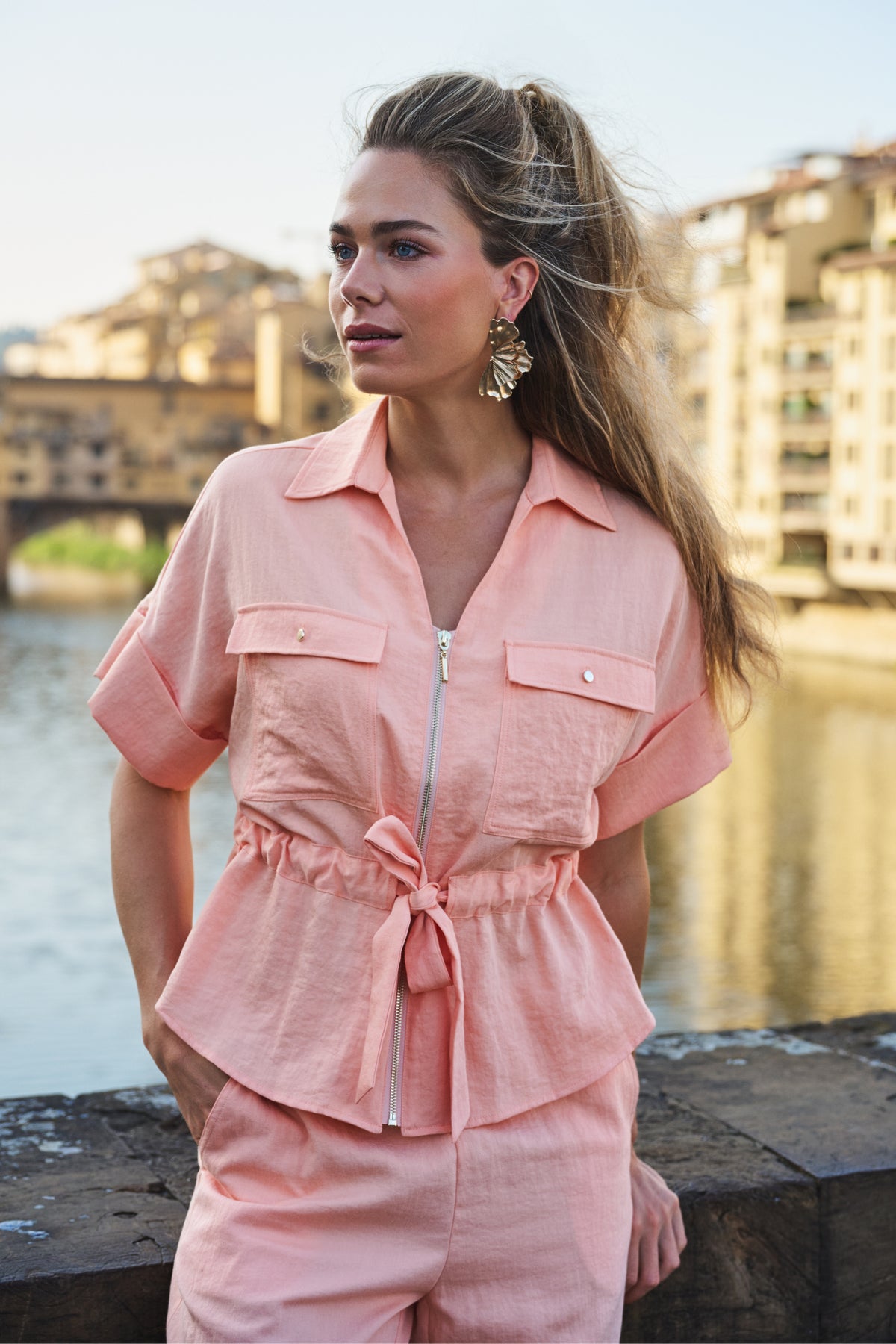Elegante EsQualo blouse met rits en fijne crinkle-stof in Bellini kleur, geschikt voor casual en formele gelegenheden.