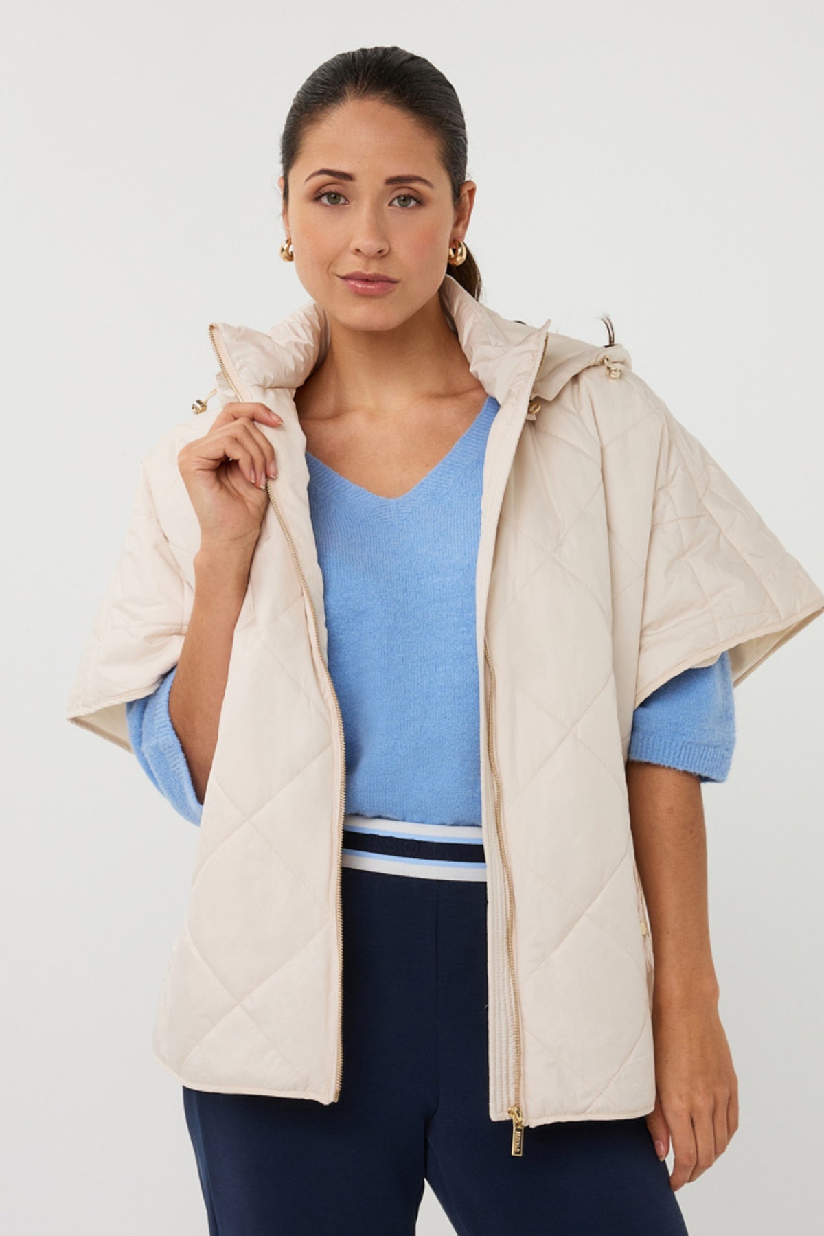 Licht zandkleurige bodywarmer van EsQualo, stoer en comfortabel, met ritssluiting en zijzakken, gedragen door een model.
