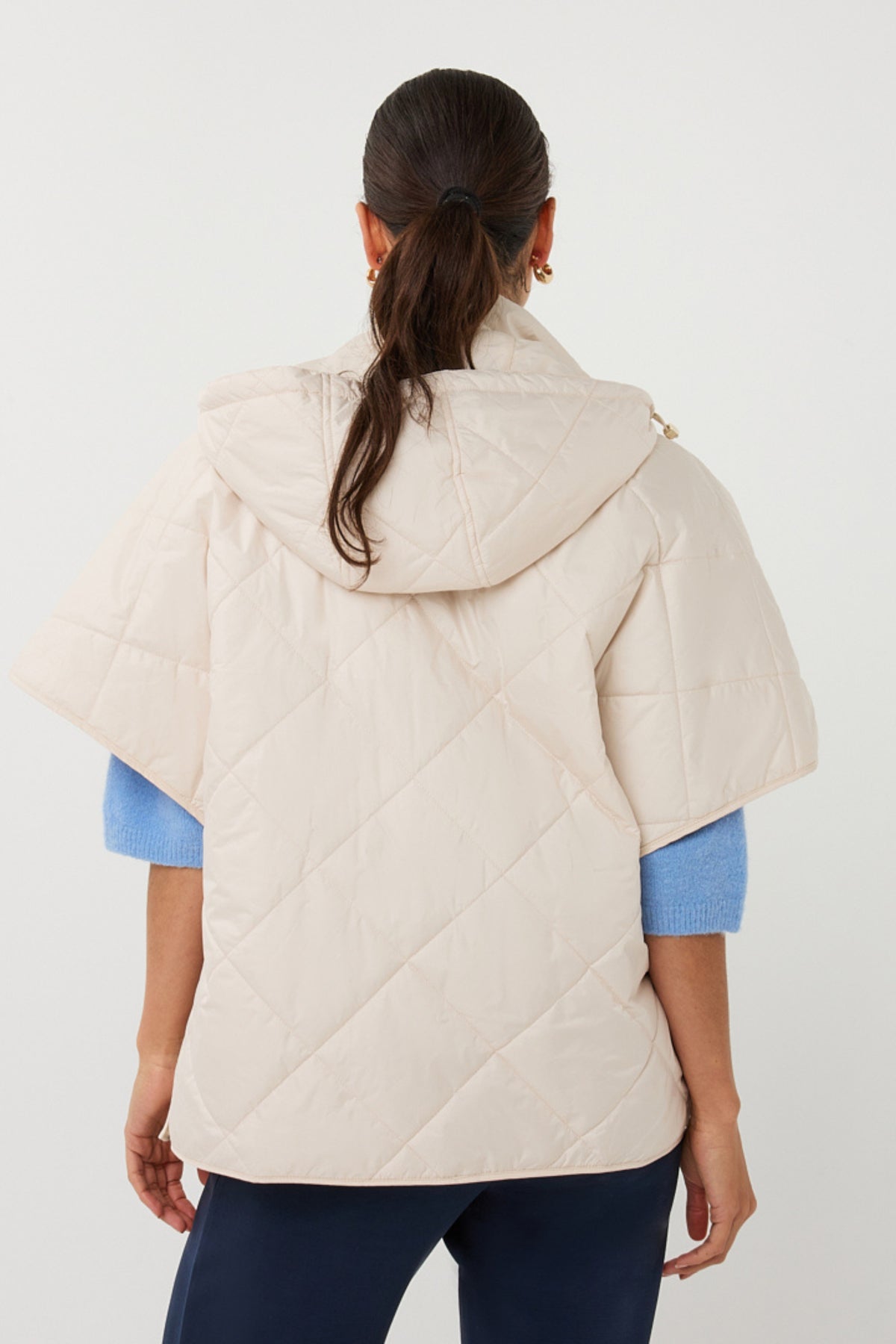 Lichte zandkleur bodywarmer van EsQualo met ritssluiting en opbergzakken, geschikt voor casual en outdoor gebruik.
