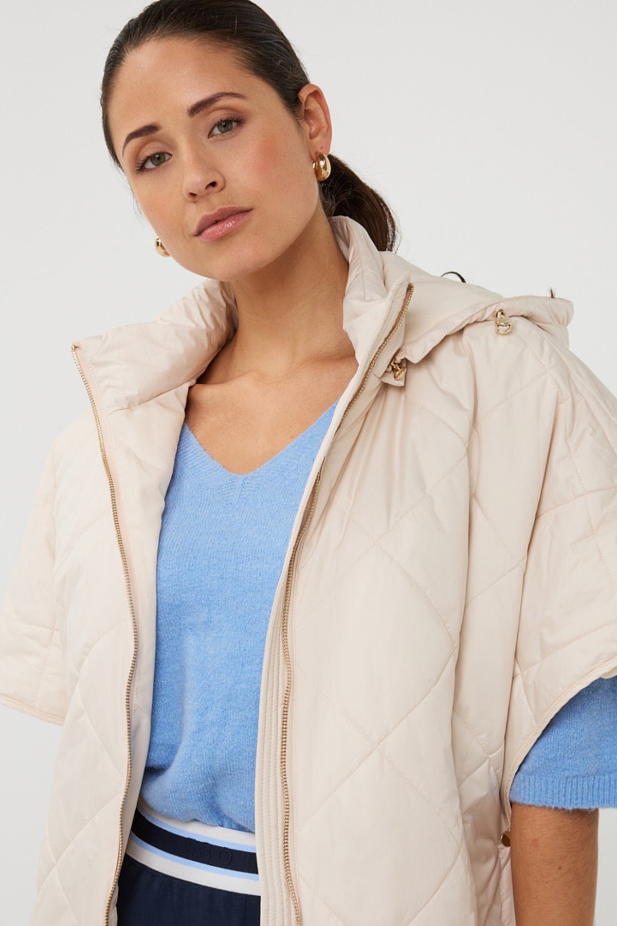 Licht zandkleurige bodywarmer van EsQualo met rits en zachte stof, ideaal voor herfst en winter.