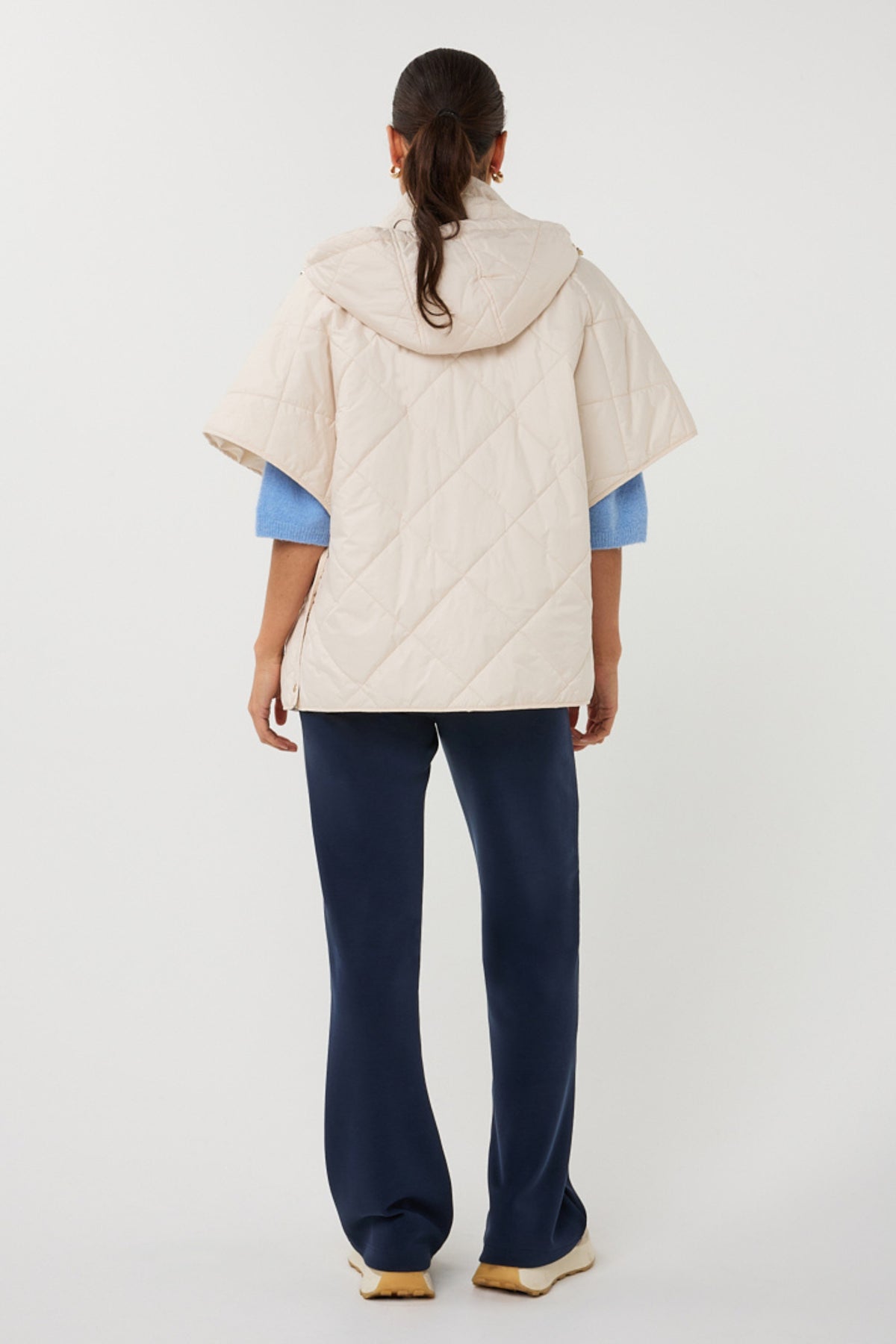 Lichte zandkleur bodywarmer van EsQualo, warm en comfortabel, getoond op een model met gesloten rits