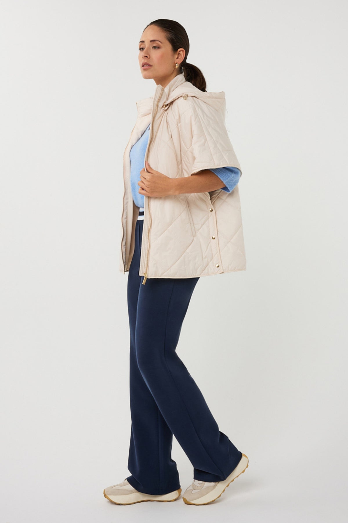 Licht zandkleurige bodywarmer van EsQualo, model SP26.37009, getoond op een model met rits en comfortabele pasvorm.