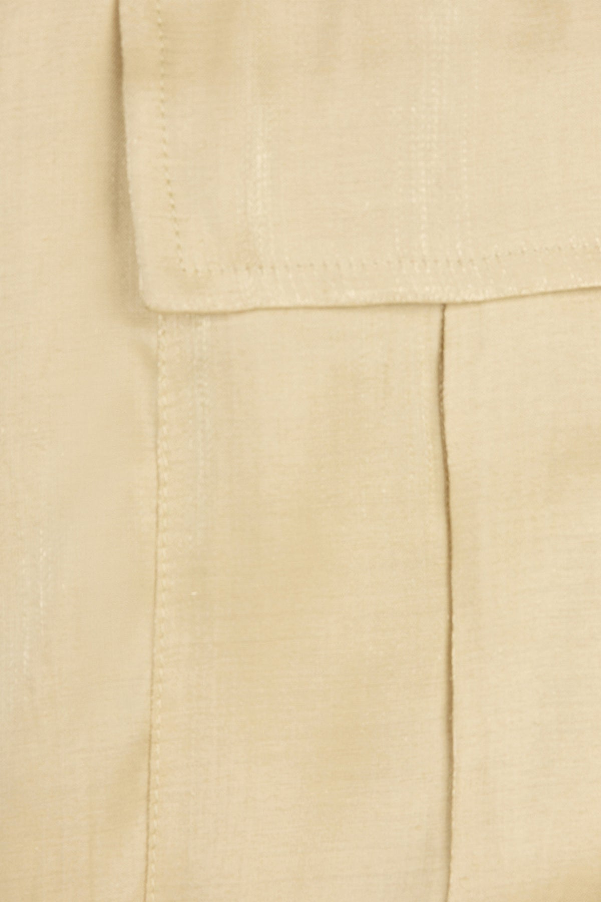 Cargo broek van EsQualo in Silky Touch Lemon Pie, zachte stof en casual pasvorm, zichtbaar op de afbeelding.