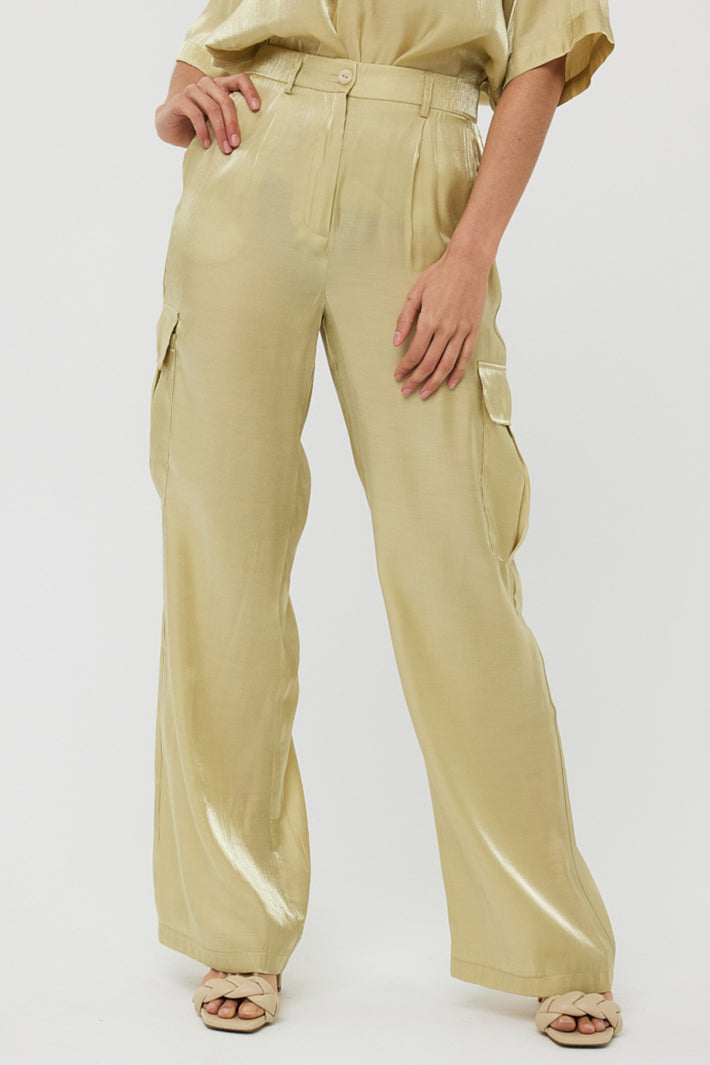 Cargo broek van EsQualo in Silky Touch Lemon Pie kleur, met comfortabele pasvorm en details op de zakken.