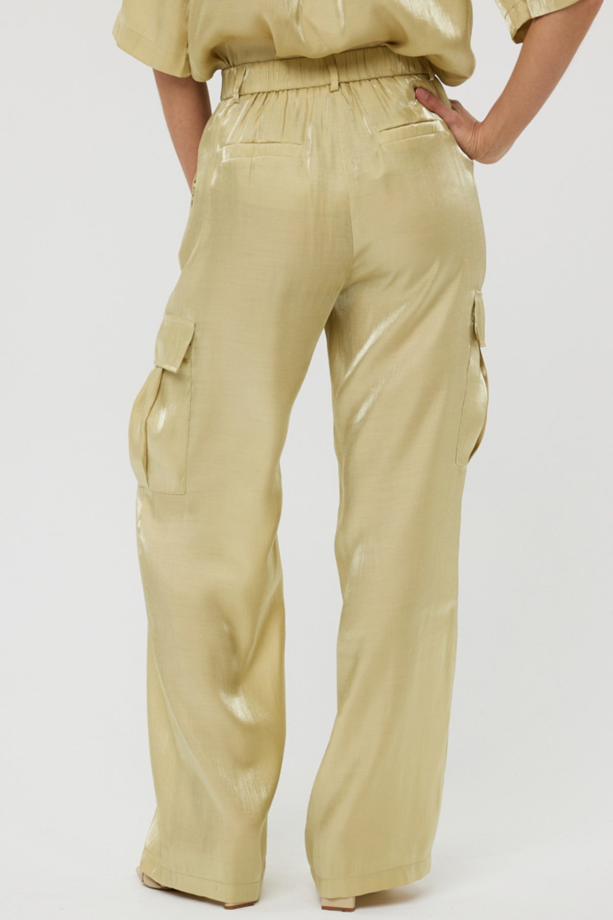 Cargo broek van EsQualo in silky touch stof, Lemon Pie kleur, met zakken en comfortabele pasvorm.