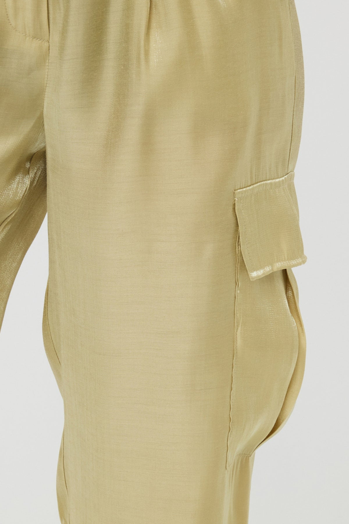 Cargo broek van EsQualo in Silky Touch Lemon Pie, met comfortabele pasvorm en elegante details.