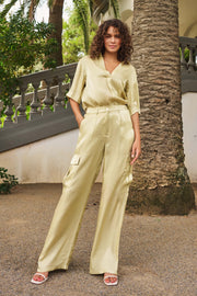 Cargo broek van EsQualo met zijzakken en zachte textuur in Lemon Pie kleur, getoond in close-up afbeelding